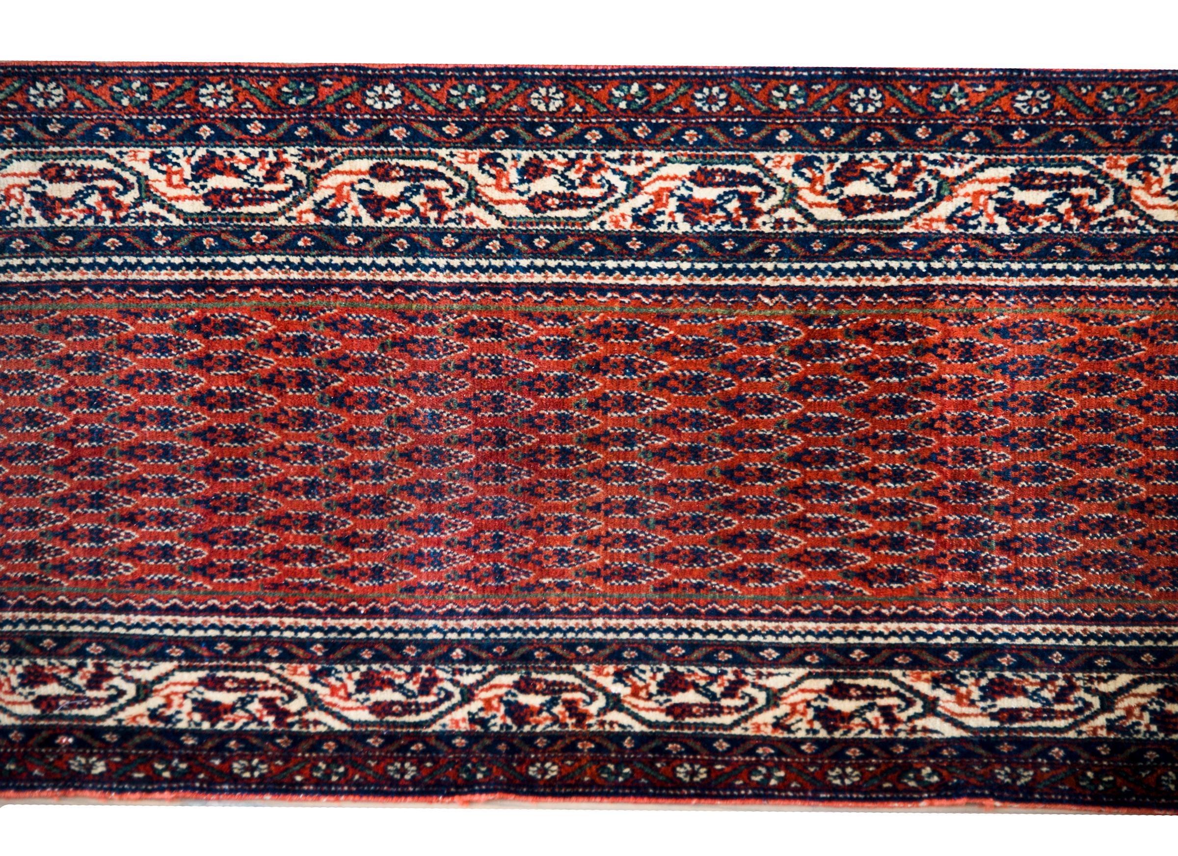 Early 20th Century Persian Seraband Rug In Good Condition For Sale In Chicago, IL