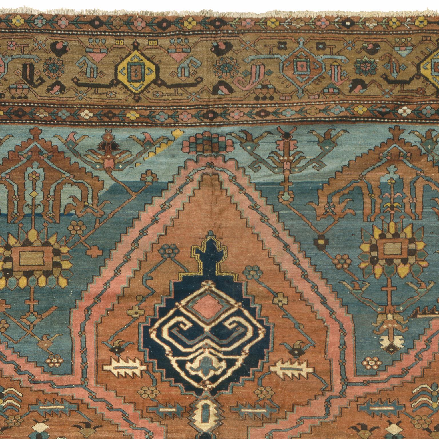 Early 20th Century Persian Serapi Rug In Good Condition For Sale In New York, NY