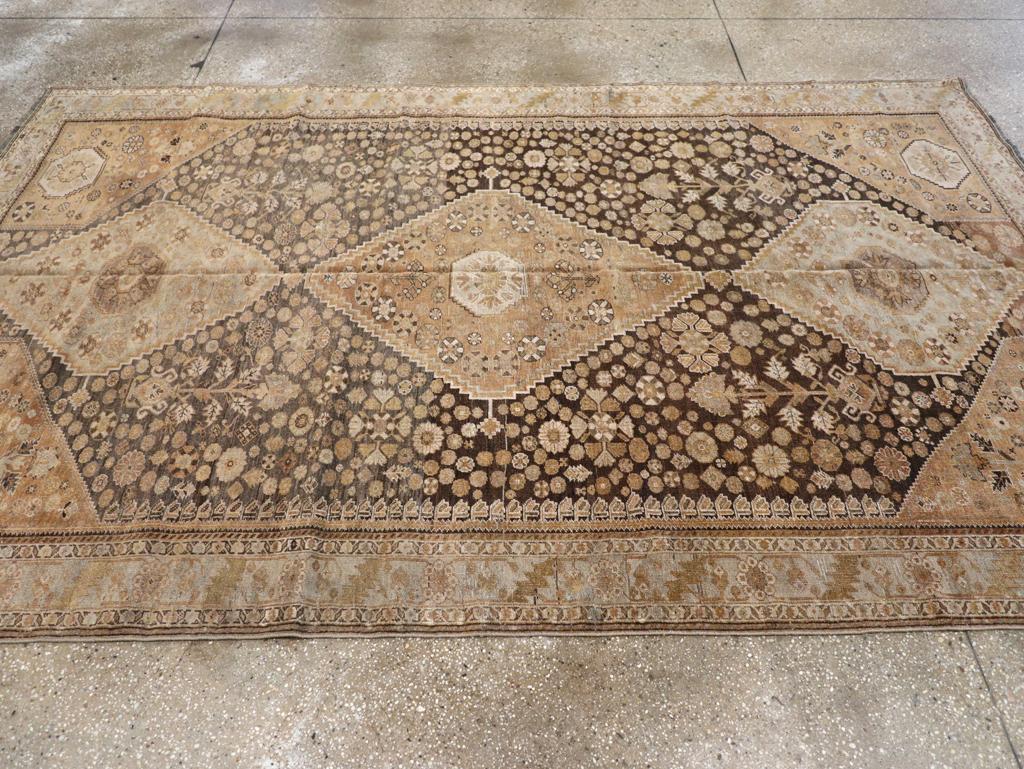 Early 20th Century Persian Shiraz Accent Rug Anudado a mano en venta