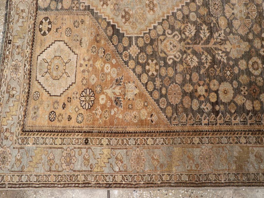 Early 20th Century Persian Shiraz Accent Rug en Excelente estado para la venta en New York, NY