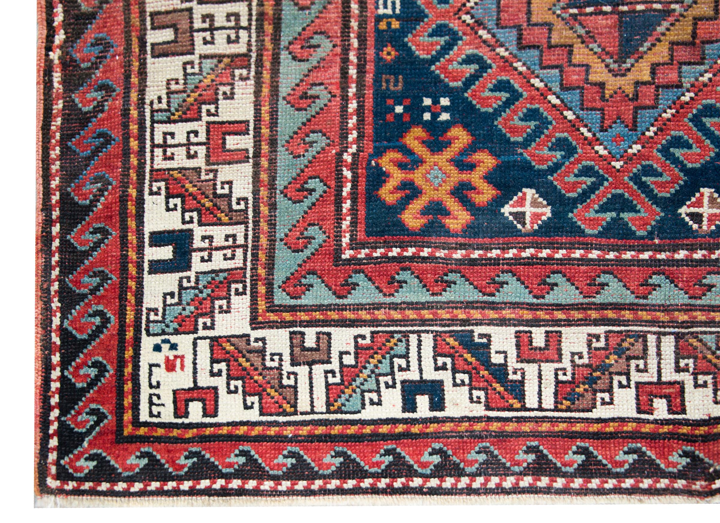 Persischer Shirvan-Teppich des frühen 20. Jahrhunderts im Angebot 4