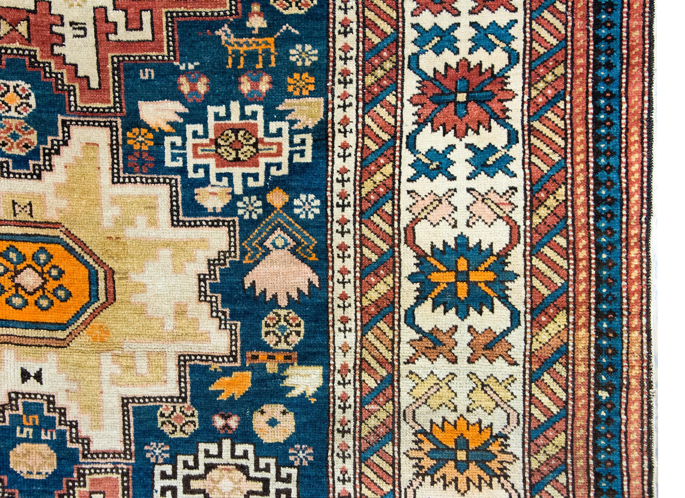 Annodato a mano Tappeto persiano Shirvan dei primi del Novecento in vendita