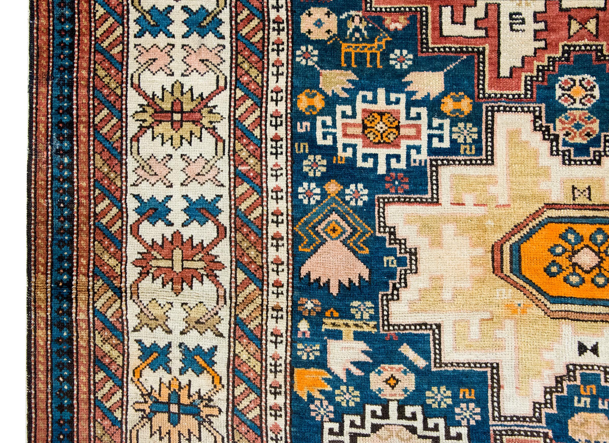 Tappeto persiano Shirvan dei primi del Novecento In condizioni buone in vendita a Chicago, IL