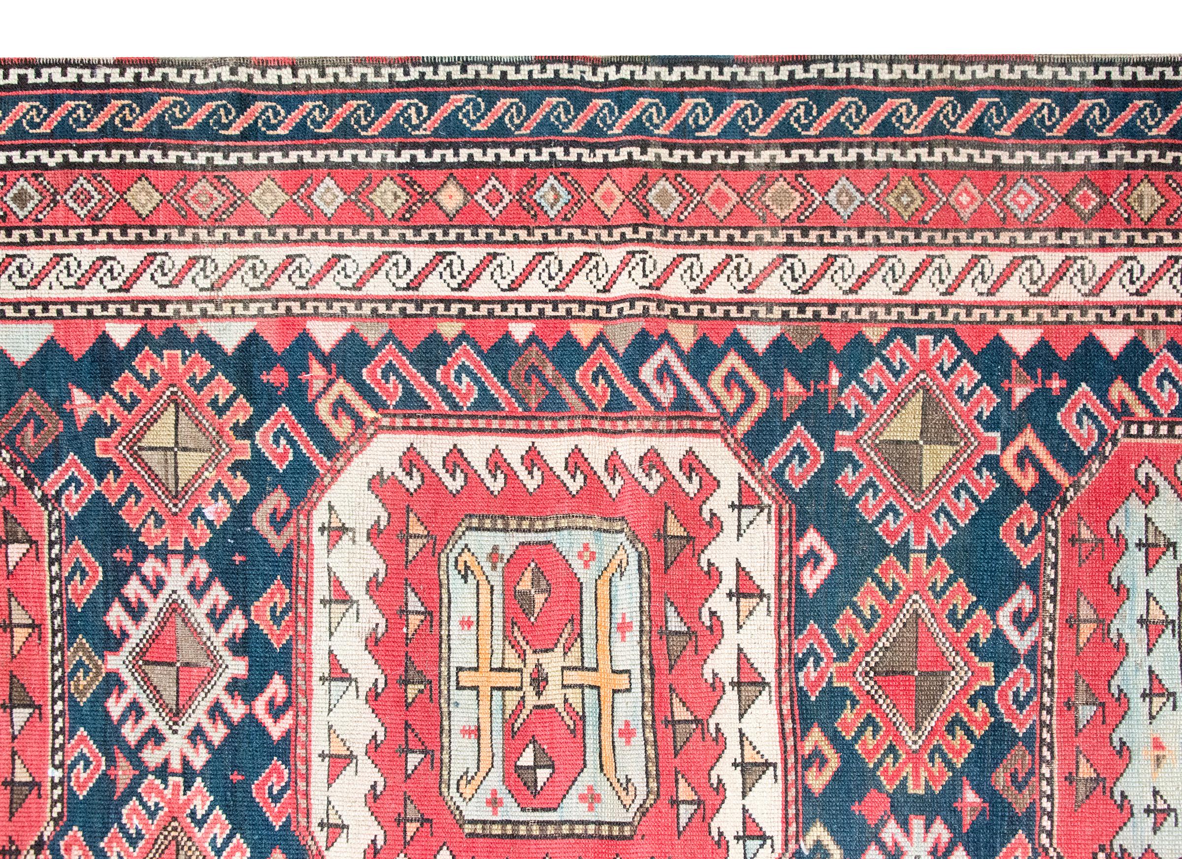 Persischer Shrivan-Teppich des frühen 20. Jahrhunderts im Angebot 4