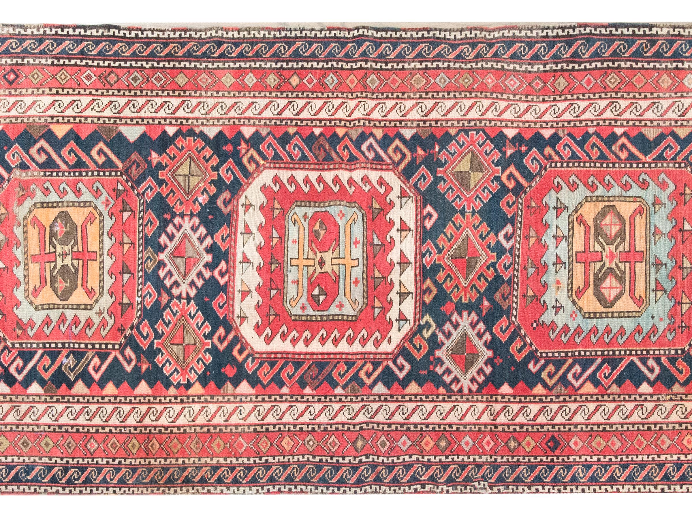 Persischer Shrivan-Teppich des frühen 20. Jahrhunderts (Stammeskunst) im Angebot