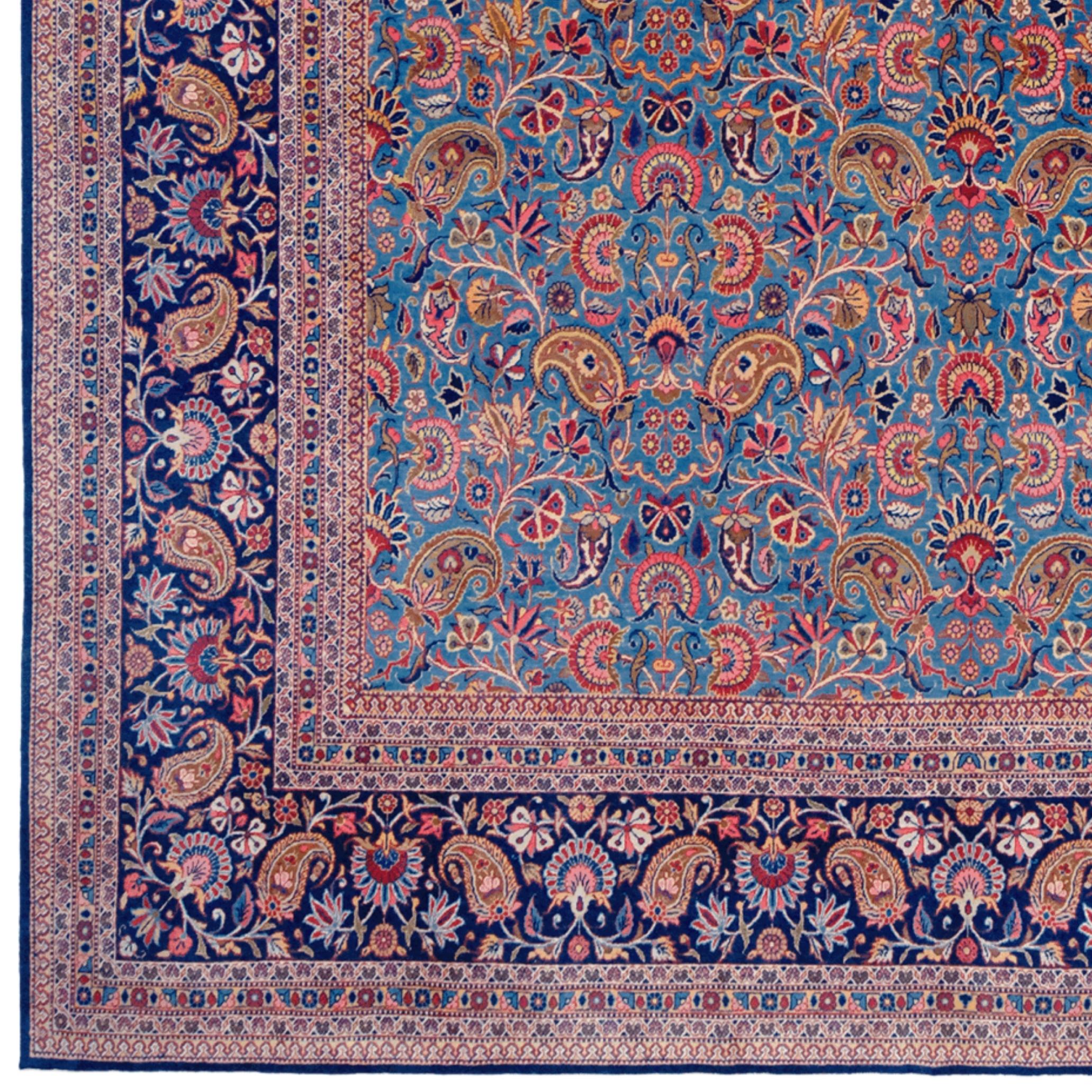 Questo tappeto Keshan dell'inizio del XX secolo è stato realizzato a mano a Keshan, uno dei centri di tessitura più rinomati dell'Iran. I suoi motivi sorprendenti e i colori vivaci lo rendono uno degli esempi più raffinati dell'arte del tappeto