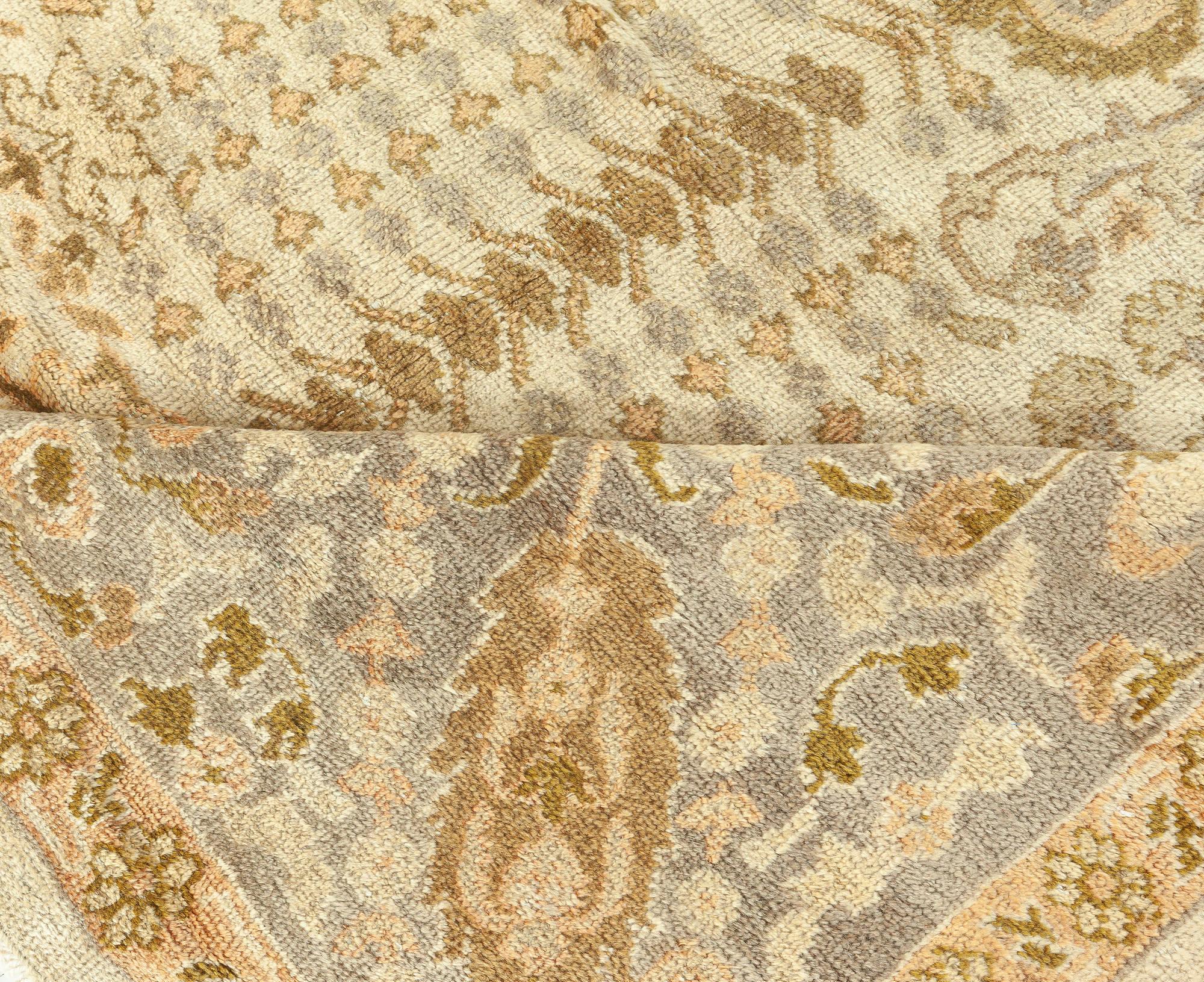 Tapis persan Sultanabad du début du XXe siècle, tissé à la main en laine marron, beige et taupe
Taille : 11'4
