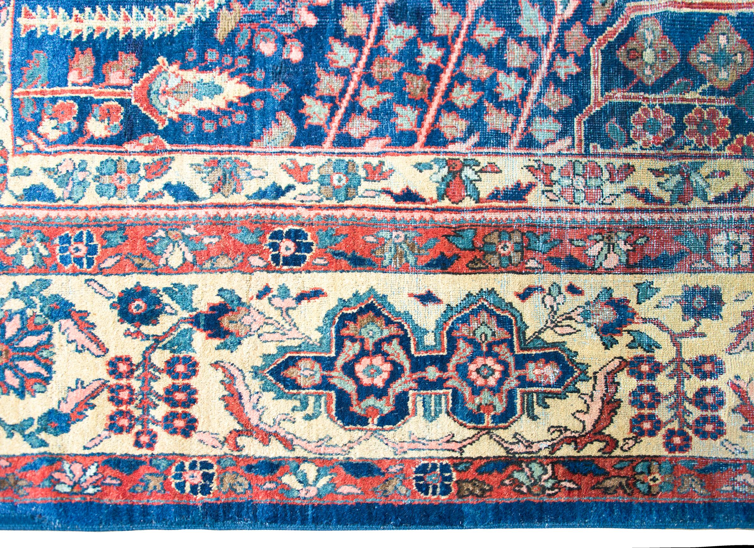 Early 20th Century Persian Sultanabad In Good Condition For Sale In Chicago, IL