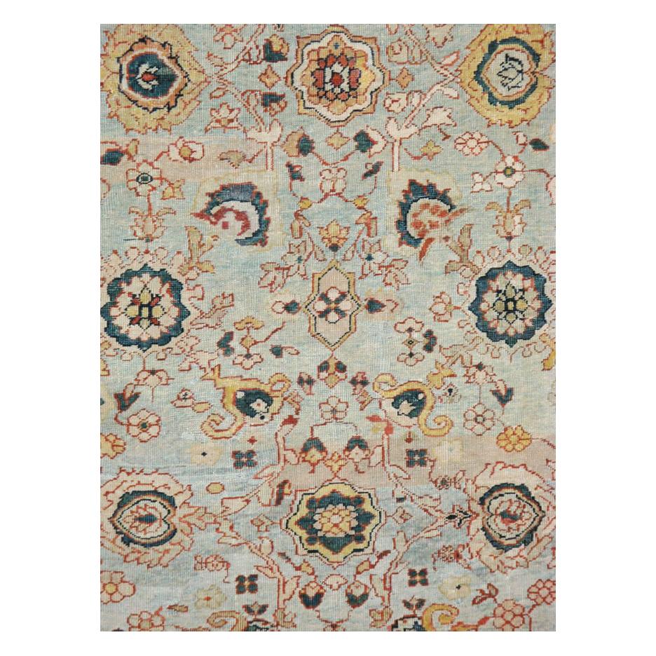 Tapis persan ancien de taille normale de type Sultanabad, fabriqué à la main au début du XXe siècle, avec un champ bleu clair et une bordure beige.

Mesures : 8' 11