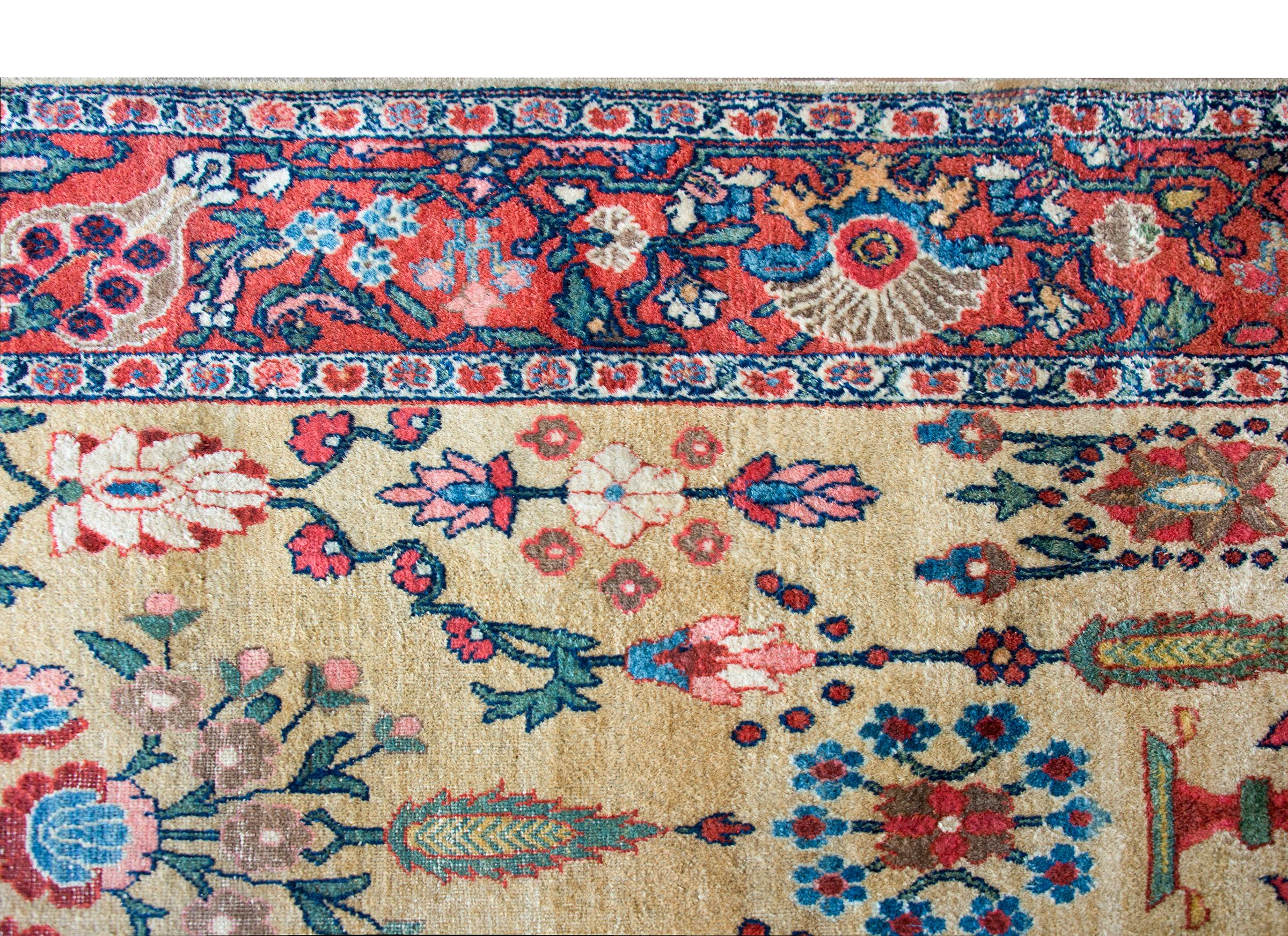 Early 20th Century Persian Sultanabad Rug For Sale 8