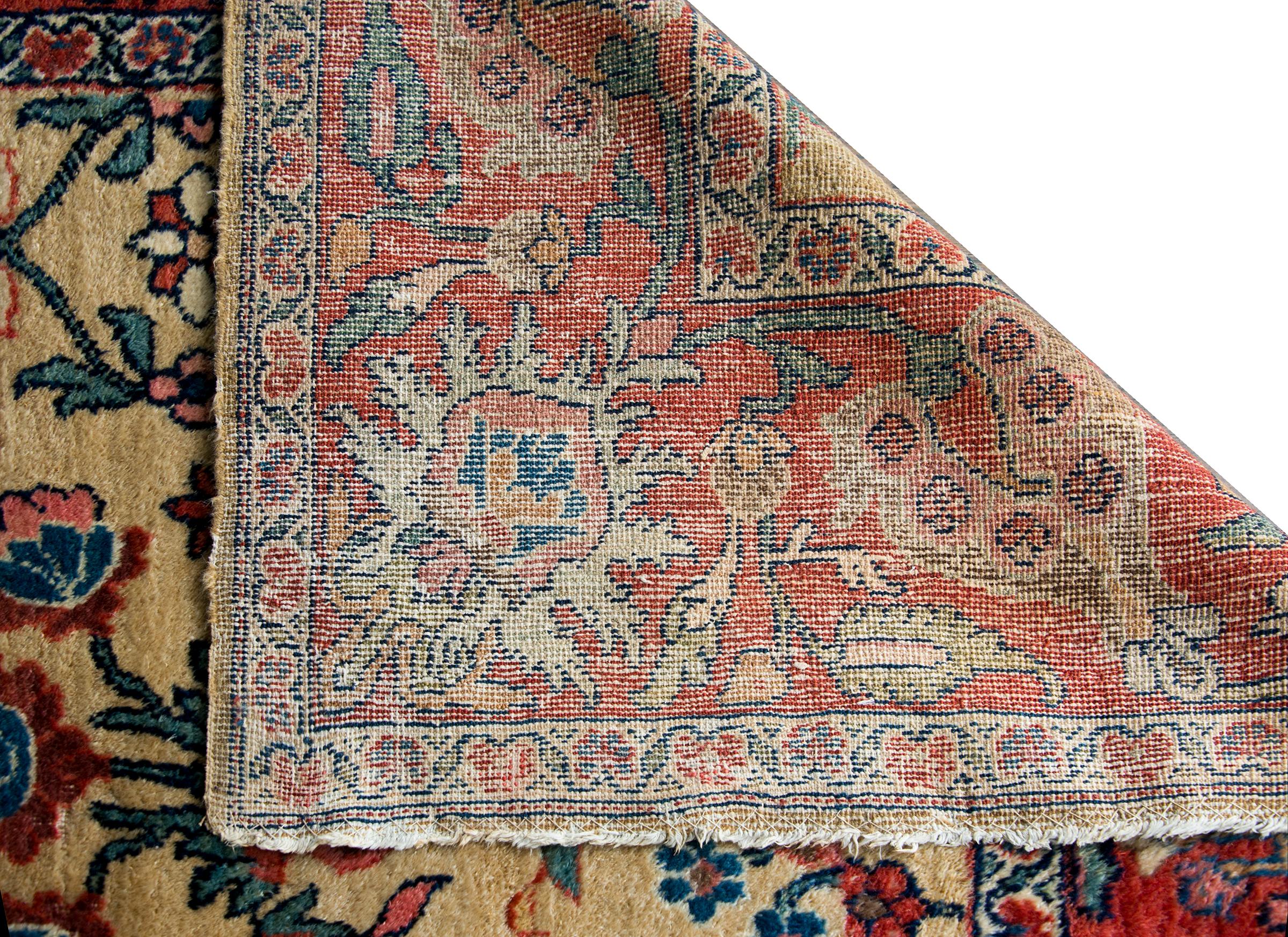 Early 20th Century Persian Sultanabad Rug For Sale 10