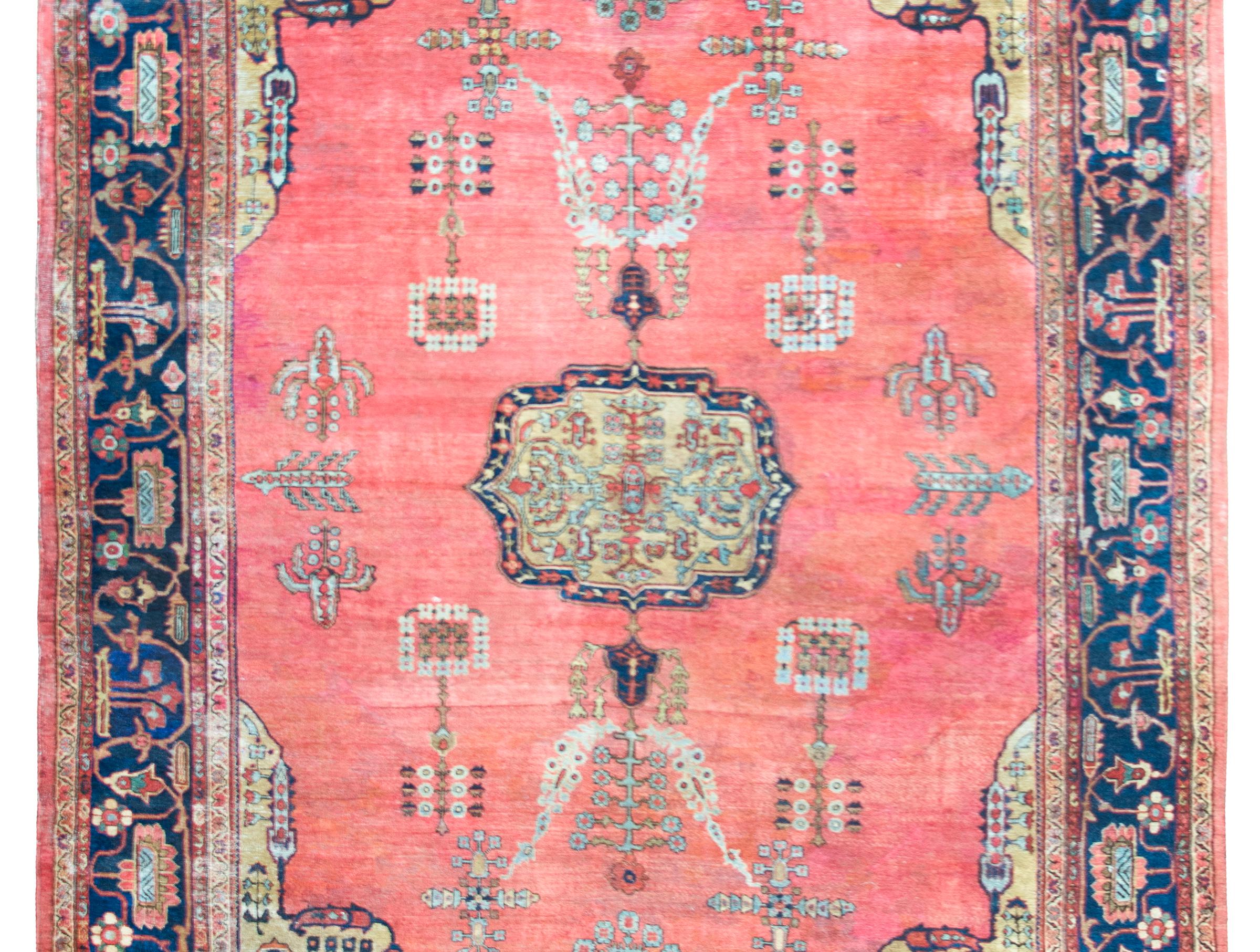 Un notevole tappeto persiano Sultanabad Rugs dell'inizio del XX secolo con un meraviglioso motivo tribale che comprende un medaglione centrale con fiori stilizzati e viti a scorrimento che vivono in mezzo a un campo di grappoli floreali più