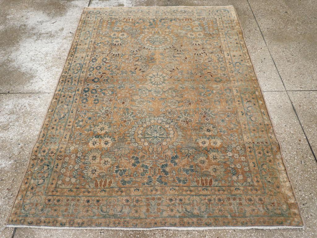 Una antigua alfombra persa de acento de Tabriz. El fondo de óxido muestra un dibujo centralizado que recuerda en algo a los sarouks de estilo 