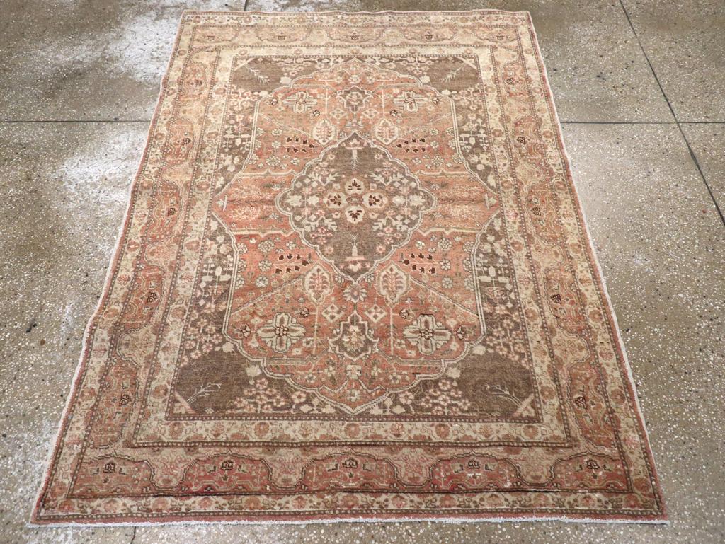 Un antico tappeto d'accento persiano Tabriz. Questo tappeto antico Tabriz è disegnato nello stile di alcuni Kashan di Mohtashem della fine del XIX secolo. Il campo a forma di cartiglio è centrato da un medaglione alto e lobato con elementi floreali