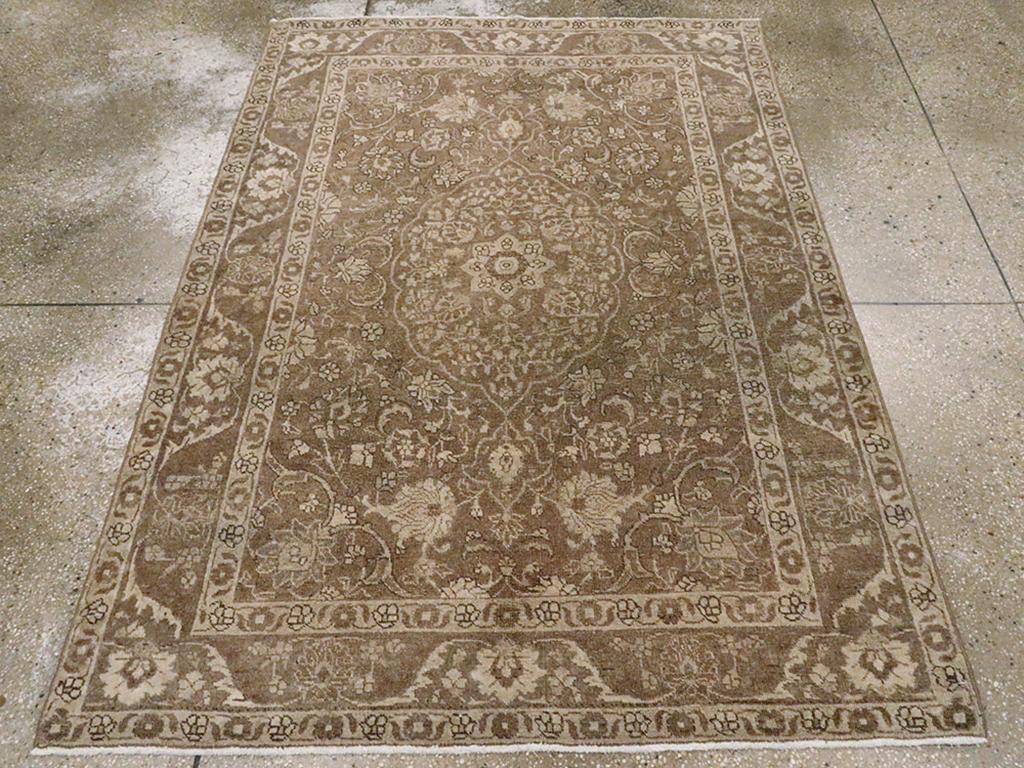 Un ancien tapis d'accent persan Tabriz. Icône de Tabriz, cette dispersion au format dozar présente un médaillon ovale festonné et pendentif avec des palmettes, des feuilles lancéolées et des vignes vigoureuses. Les coins sont ornés de palmettes et