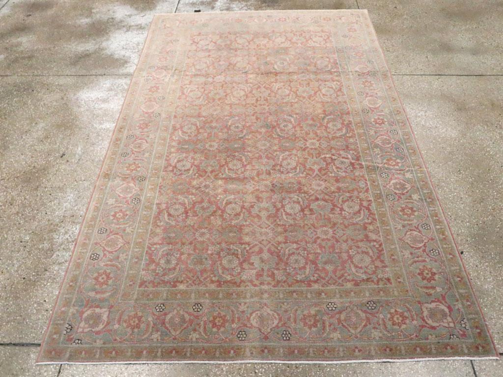 Un antico tappeto d'accento persiano Tabriz. Di formato intermedio tra uno scatter e un piccolo tappeto, questo tappeto urbano ben tessuto presenta un motivo Herati allover di media grandezza su un campo marrone medio. Il bordo principale grigio