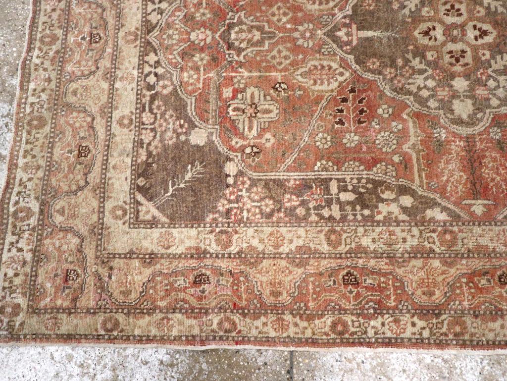 Tappeto da salotto persiano Tabriz dei primi del Novecento In condizioni ottime in vendita a New York, NY