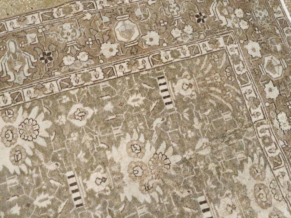 Tappeto da salotto persiano Tabriz dei primi del Novecento In condizioni ottime in vendita a New York, NY