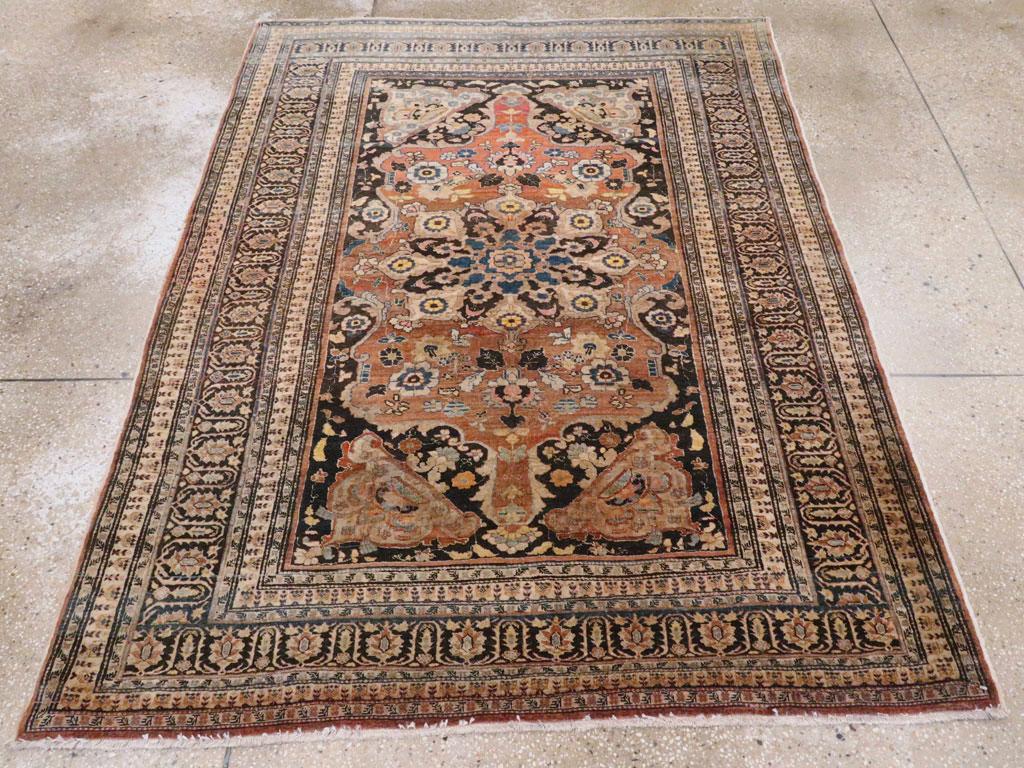 Antigua alfombra persa de acento Tabriz Haji Jalili. Un medallón con cartela de color rojo rosado está centrado por un medallón de 16 lóbulos de color azul marino y marfil, y está colocado sobre un campo azul marino con motivos en las esquinas de