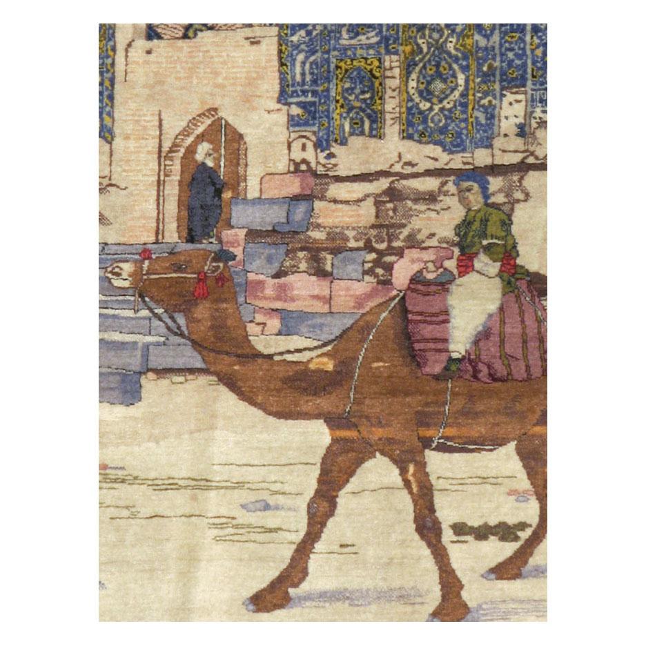 Ein antiker persischer Akzentteppich mit Bildern aus Täbris, handgefertigt im frühen 20.

Maße: 4' 6