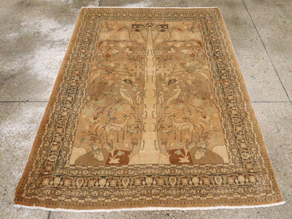 Una antigua alfombra persa Tabriz de acento pictórico. Un 