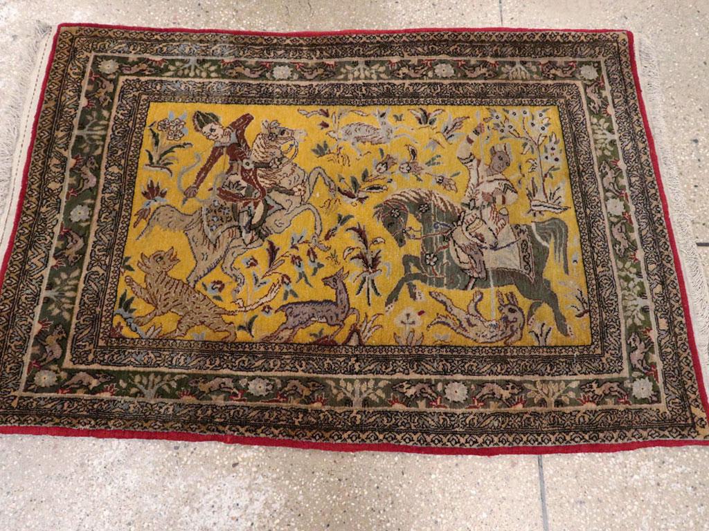 Zwei königliche Jäger zu Pferd greifen auf einem gelben Hintergrund inmitten von blühenden Pflanzen die üblichen Tiger, Hirsche und Kaninchen an. Das Thema der königlichen Jagd taucht in Manuskriptminiaturen auf und ist in städtischen und dörflichen