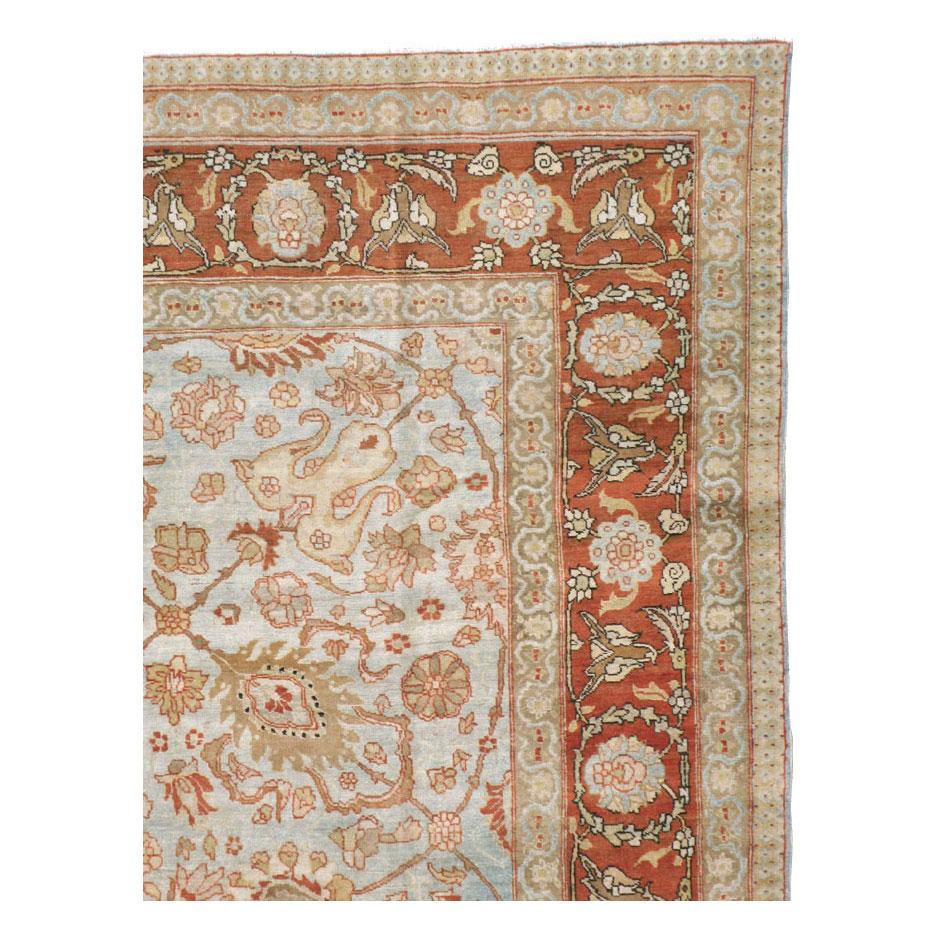 Persiano Tappeto persiano Tabriz dei primi del Novecento di colore rosso, blu e grigio per una stanza in vendita