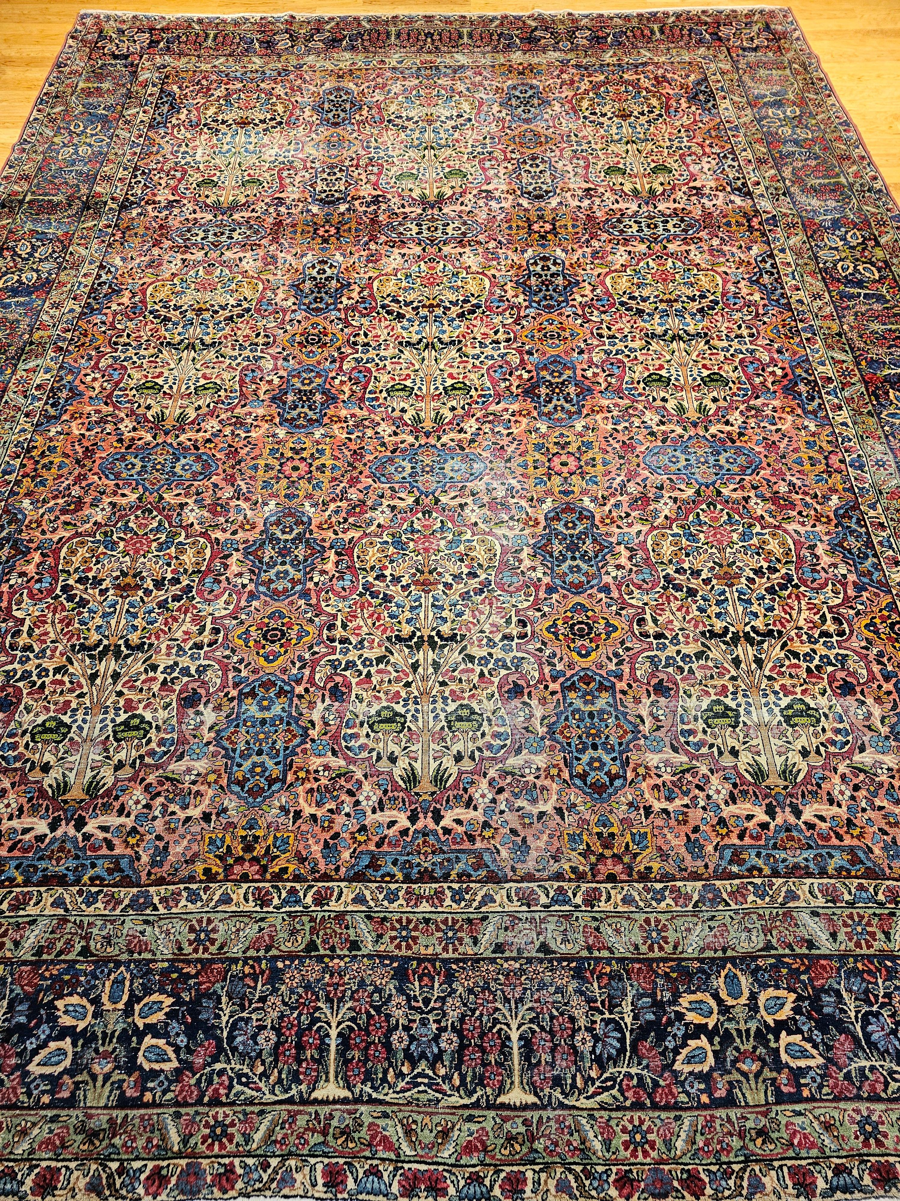 Lavar persan du début du 20e siècle de Kerman à motif floral dans les tons marine, bleu, vert et rouge.  Magnifique, paisible, gracieux sont les mots qui viennent à l'esprit lorsqu'on regarde le tapis persan Kerman Lavar à motif 