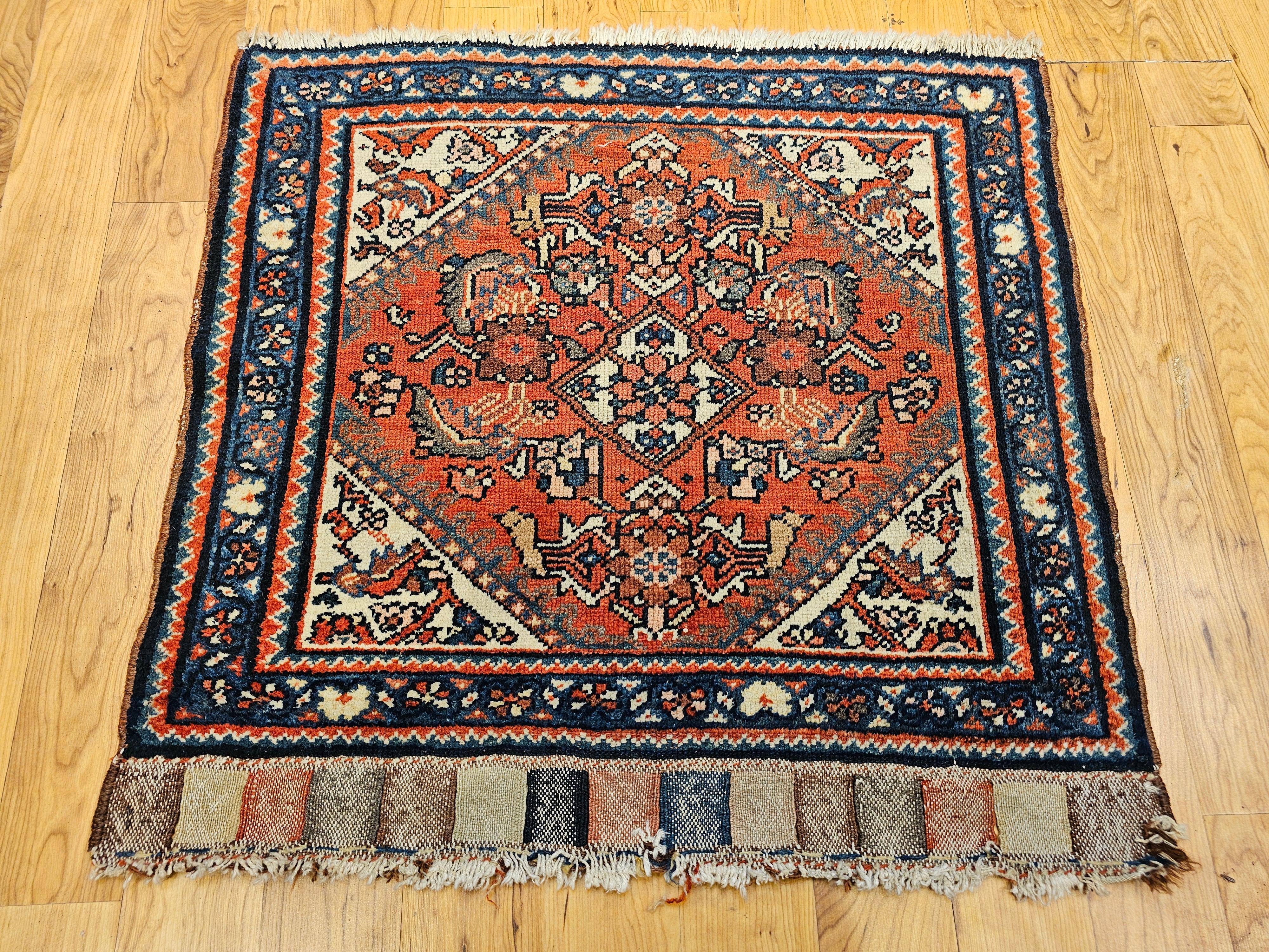 Borsa tribale persiana Malayer dell'inizio del XX secolo utilizzata come arte da parete nomade. La borsa Malayer, proveniente dalla Persia occidentale, è stata tessuta dalle tribù alla fine del 1800. Potrebbe trattarsi della parte frontale di una