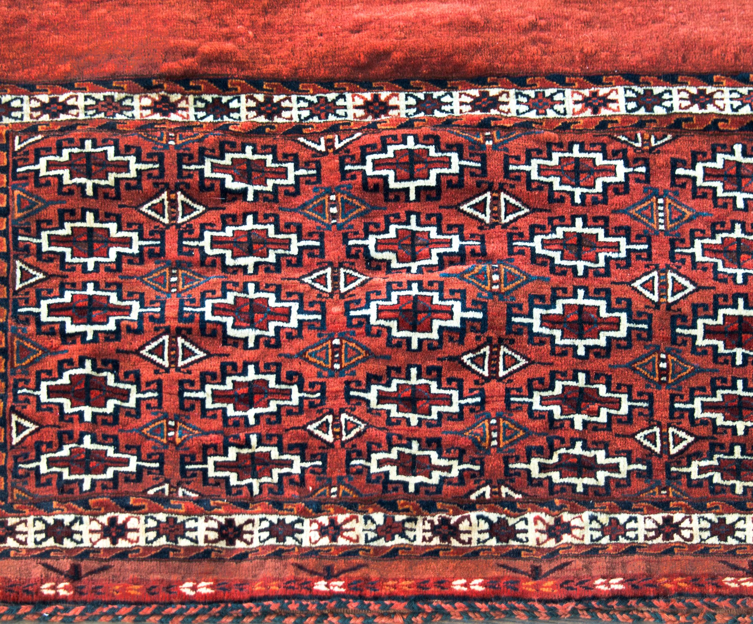 Frühes 20. Jahrhundert Persischer Yamut Sackgesicht-Teppich (Stammeskunst) im Angebot
