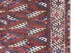 Alfombra persa de Yamut de principios del siglo XX