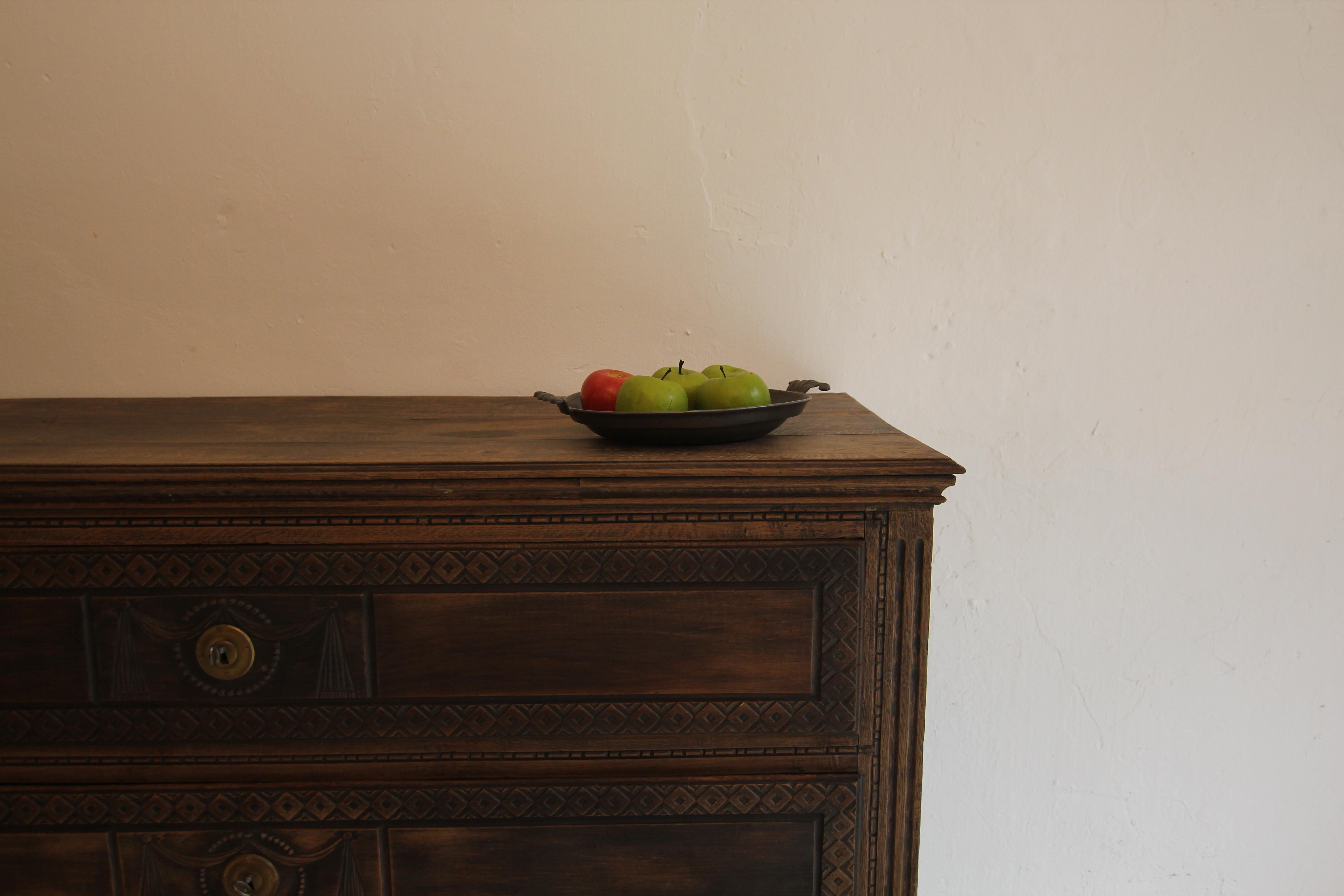 Assiette décorative en étain avec de belles poignées en forme. Probablement du début du 20e siècle.
Belle patine. Deux marques en forme de blason sur la face inférieure.

Dimensions
Hauteur : 4,5 cm / 1.77 inch ou 5,5 cm / 2.16 inch poignées