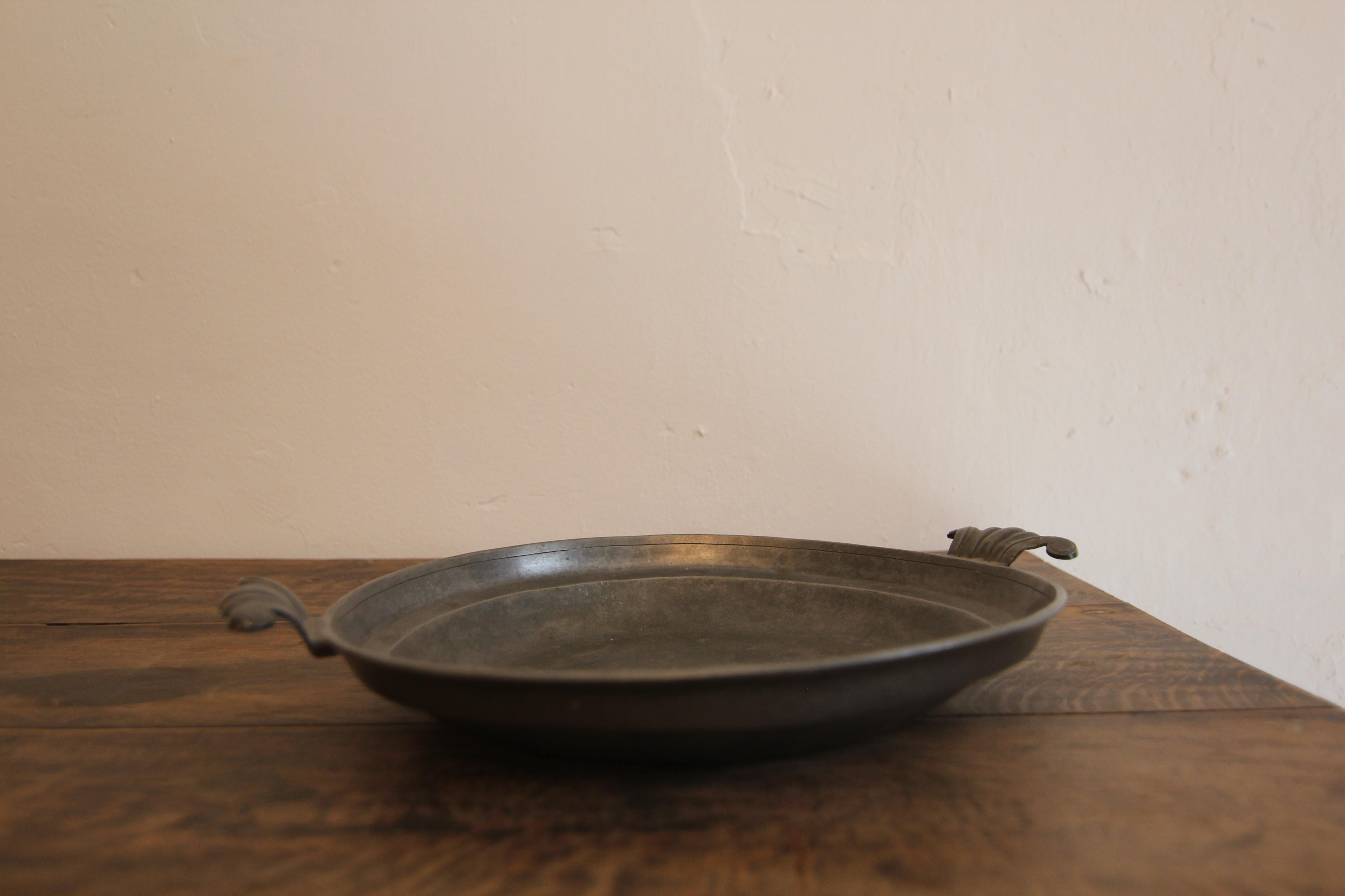 Étain Assiette de service en étain du début du 20e siècle en vente