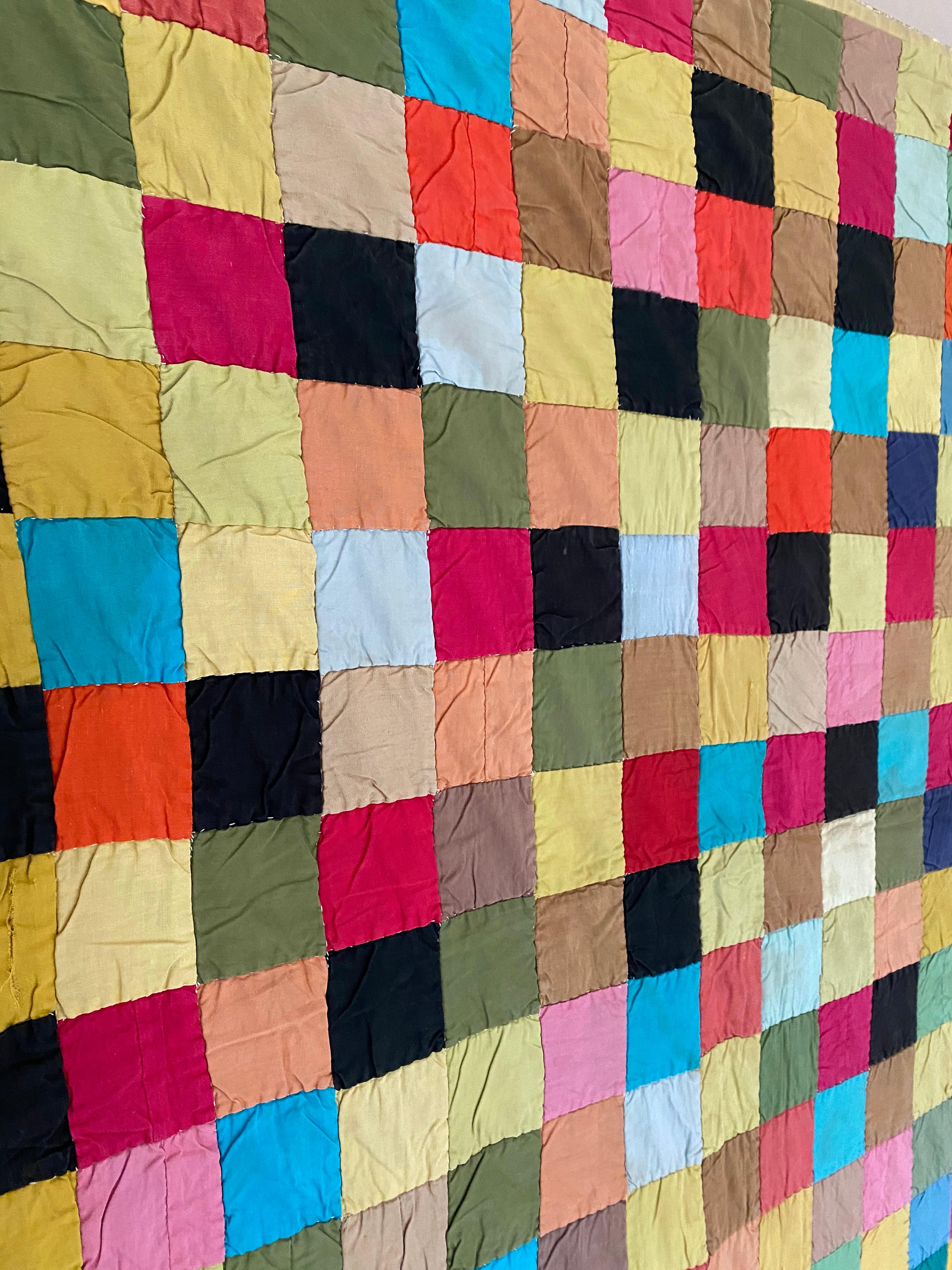 Ein quadratischer Patchwork-Quilt aus dem frühen 20. Jahrhundert. Bestehend aus mehrfarbigen zusammengesetzten Quadraten. Pennsylvania, frühe 1900er Jahre.