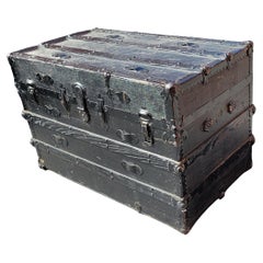 Baule montato in pino e ferro dell'inizio del XX secolo