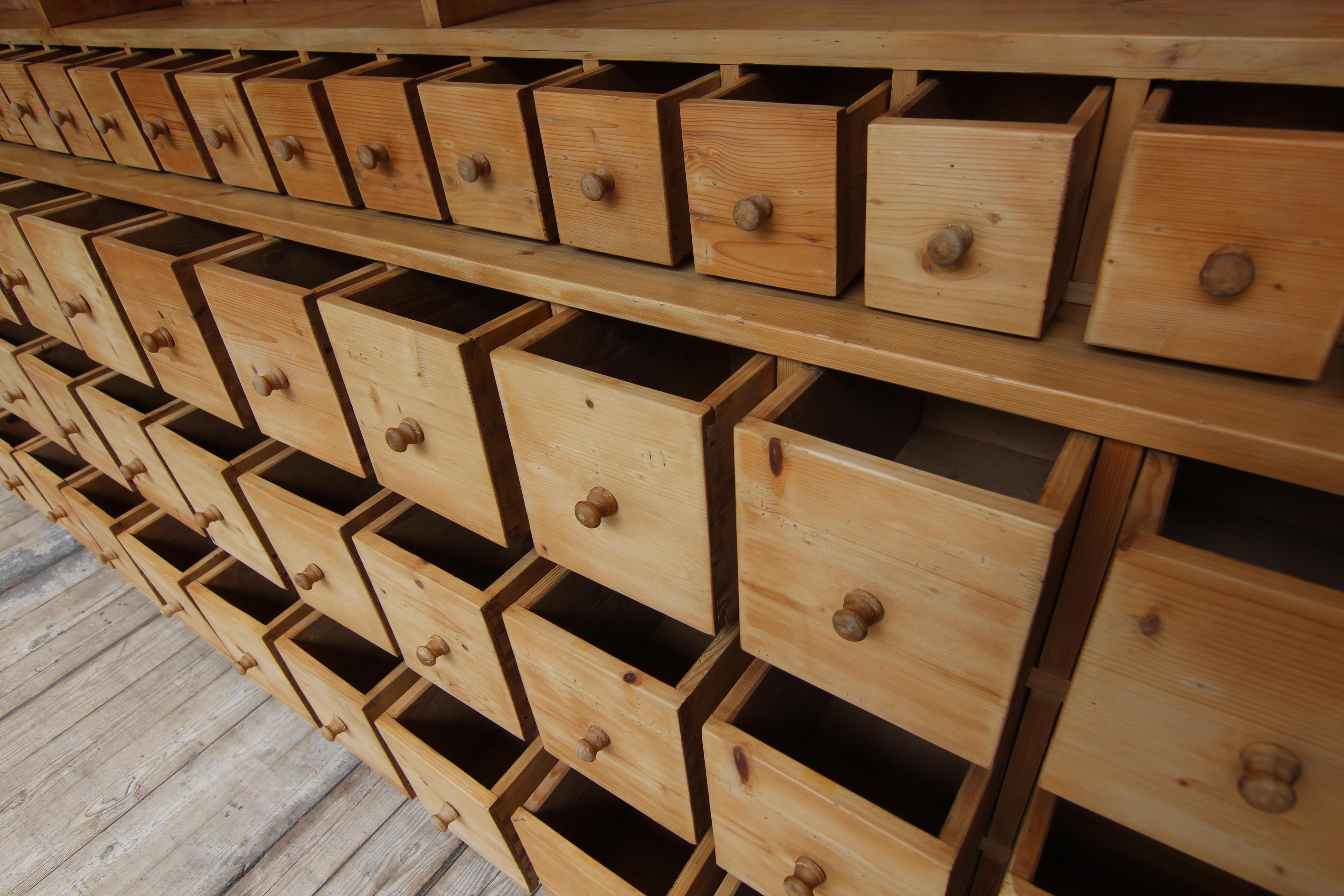 Early 20th Century Pine Apothecary Cabinet In Good Condition For Sale In Dusseldorf, DE