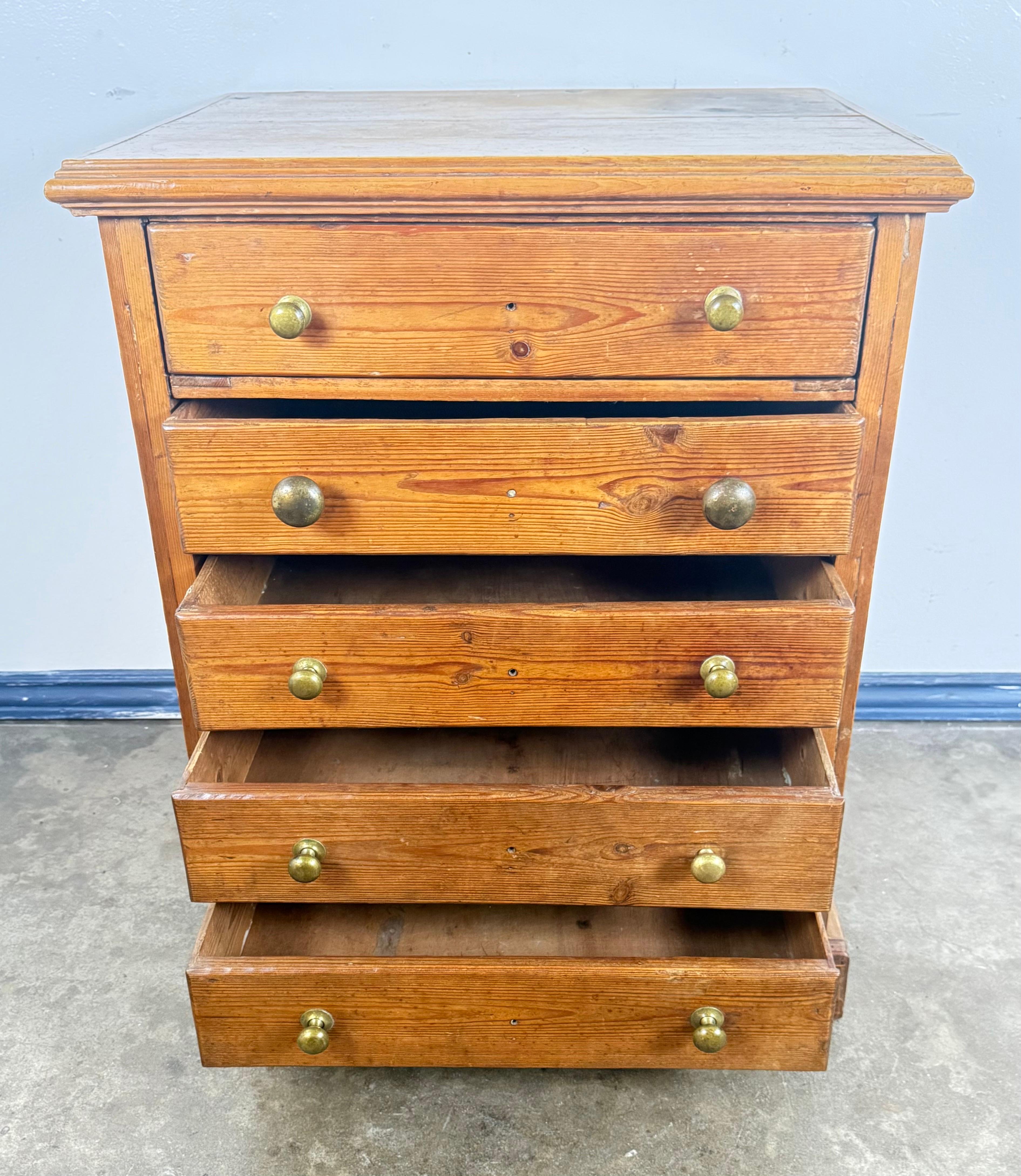 Cassettiera in pino dei primi del Novecento con pomelli originali in ottone In condizioni deteriorate in vendita a Los Angeles, CA