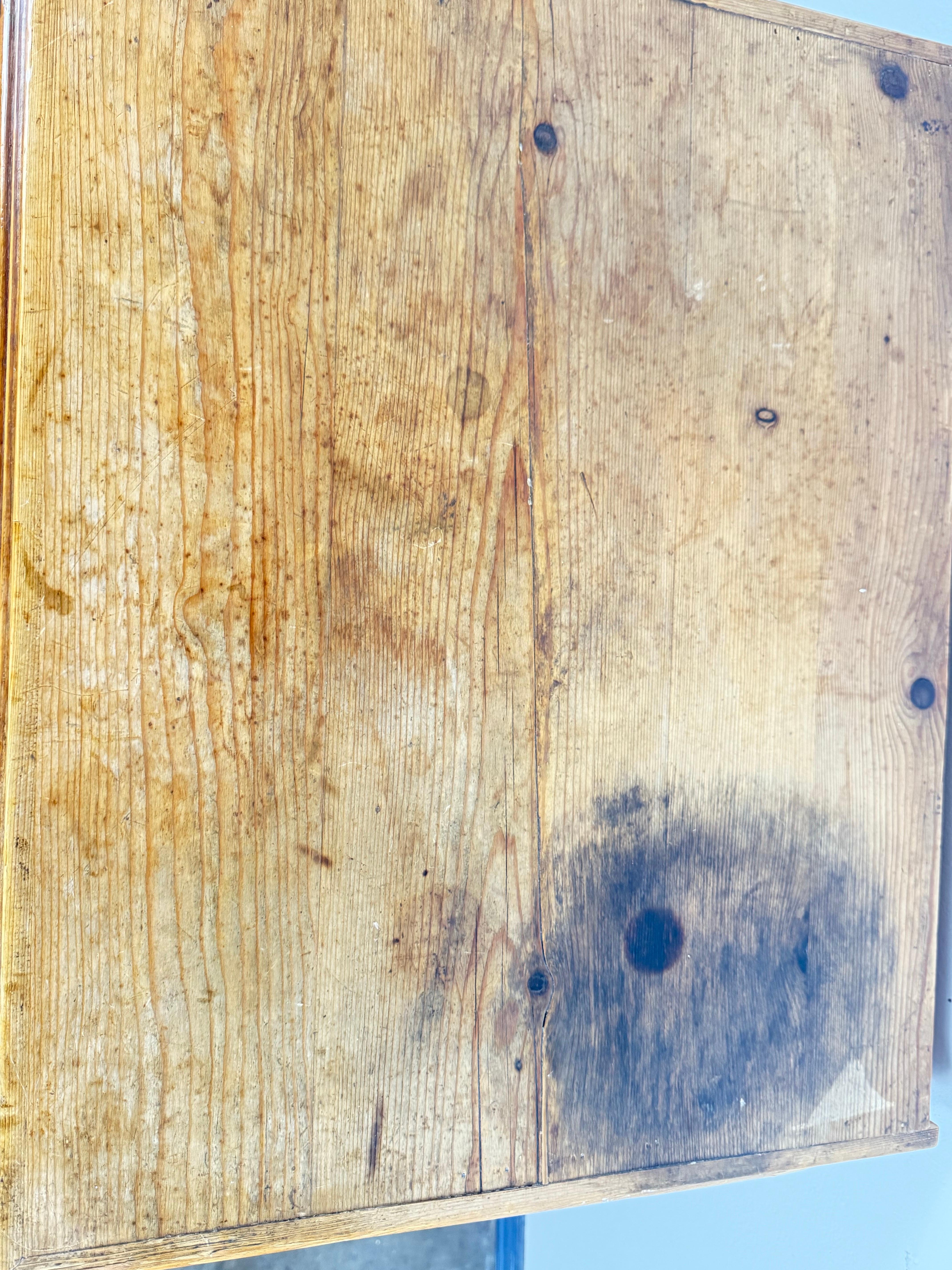 XIX secolo Cassettiera in pino dei primi del Novecento con pomelli originali in ottone in vendita