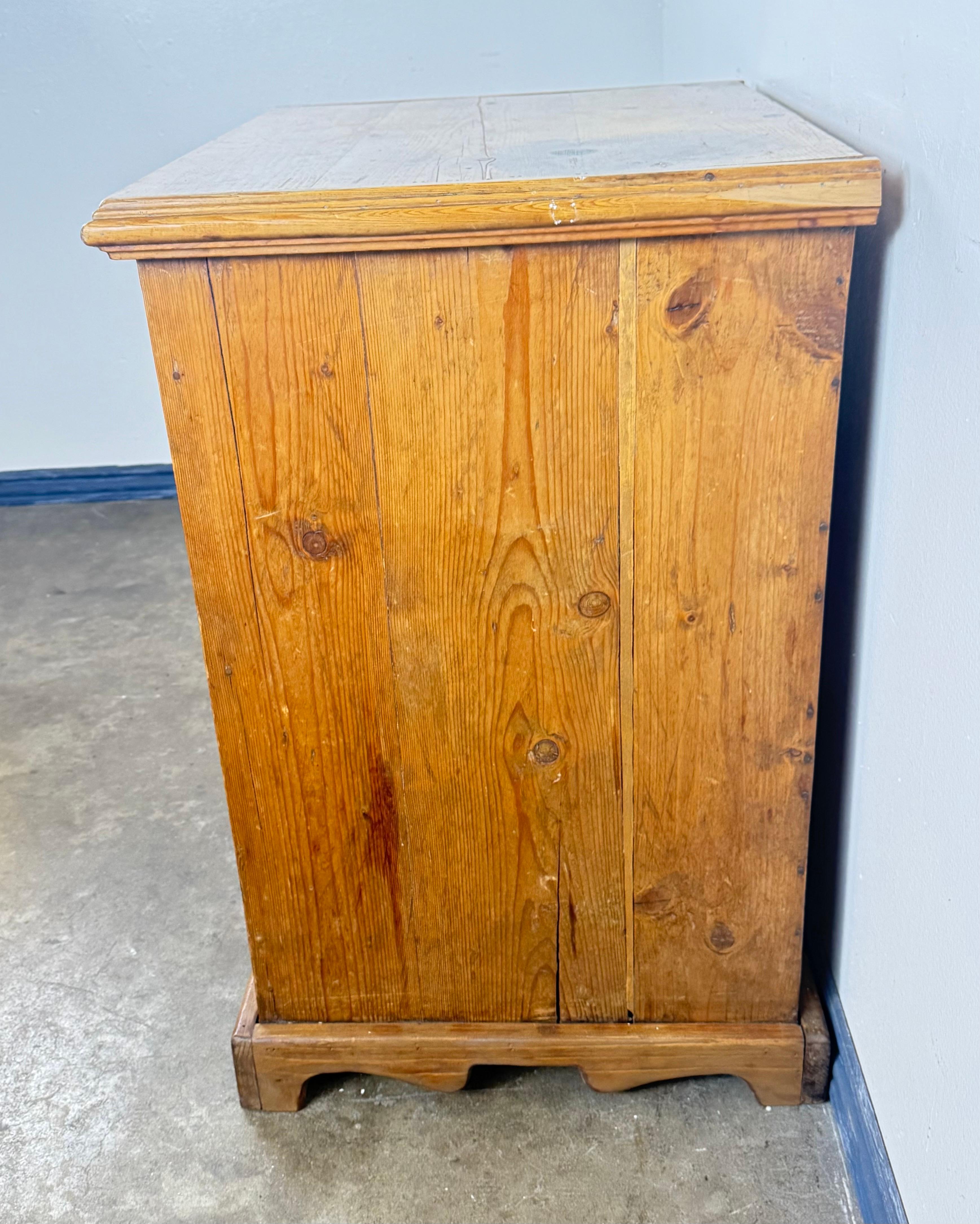 Ottone Cassettiera in pino dei primi del Novecento con pomelli originali in ottone in vendita