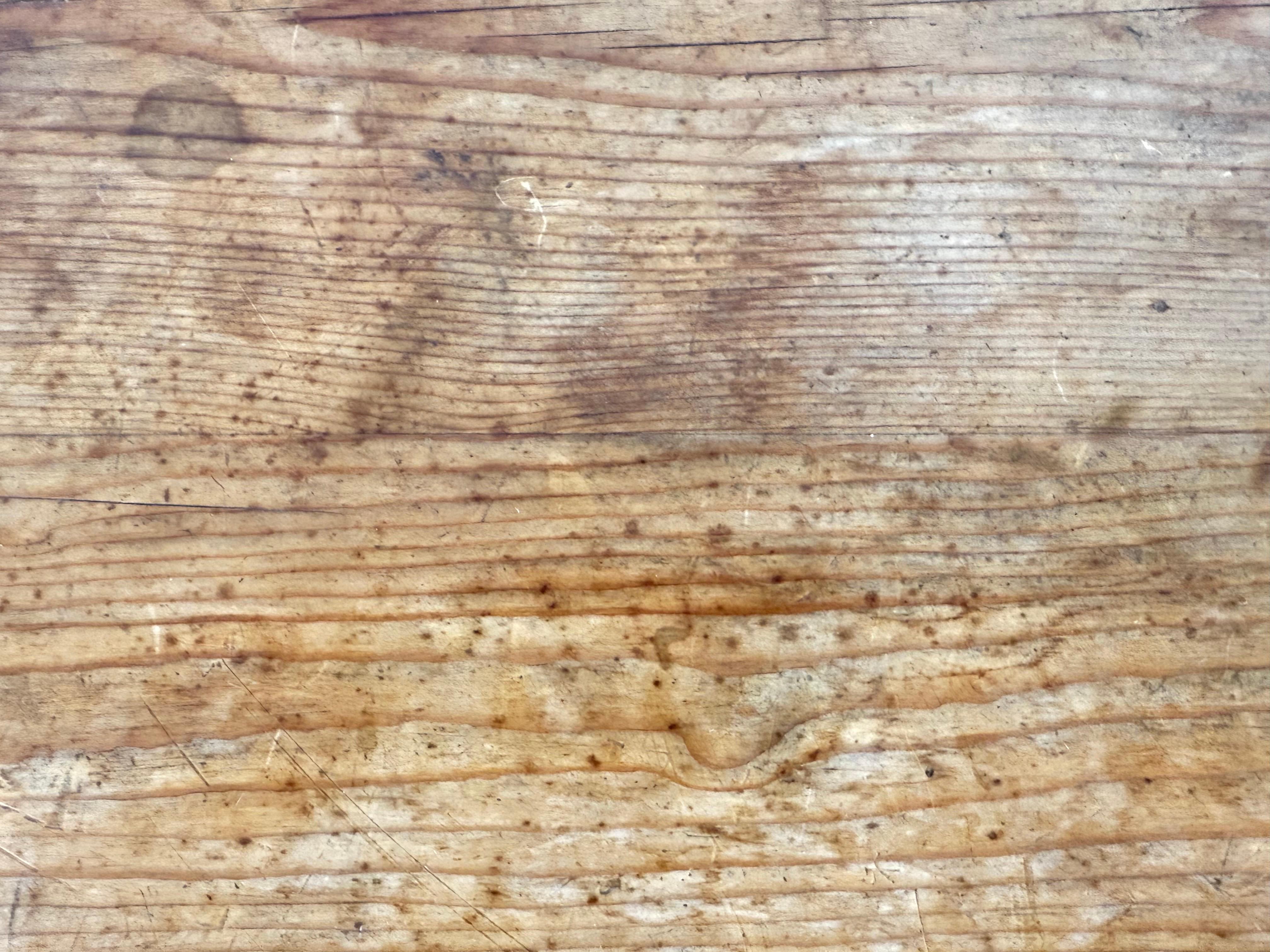 Cassettiera in pino dei primi del Novecento con pomelli originali in ottone in vendita 1