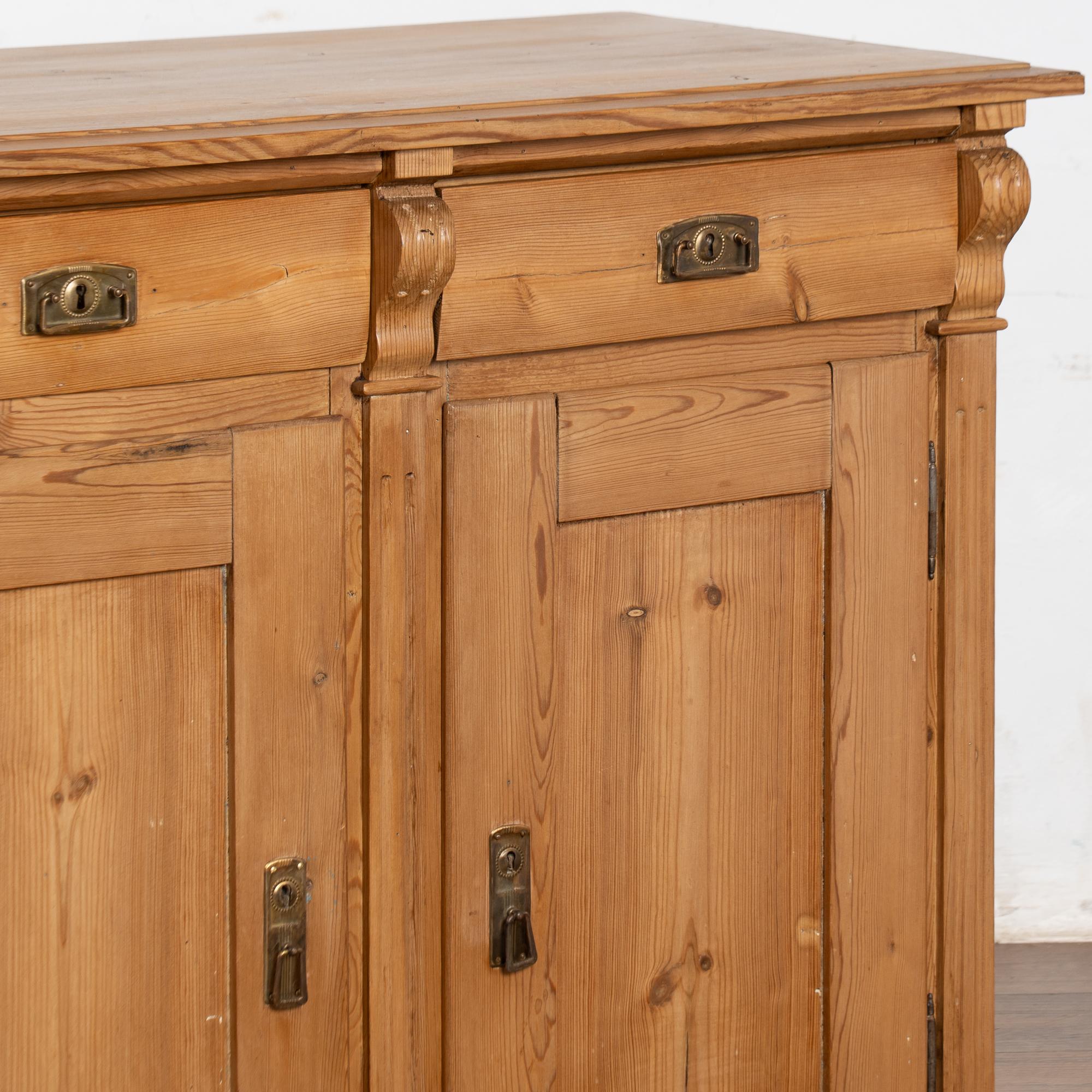 Credenza danese in pino dei primi del Novecento in vendita 3