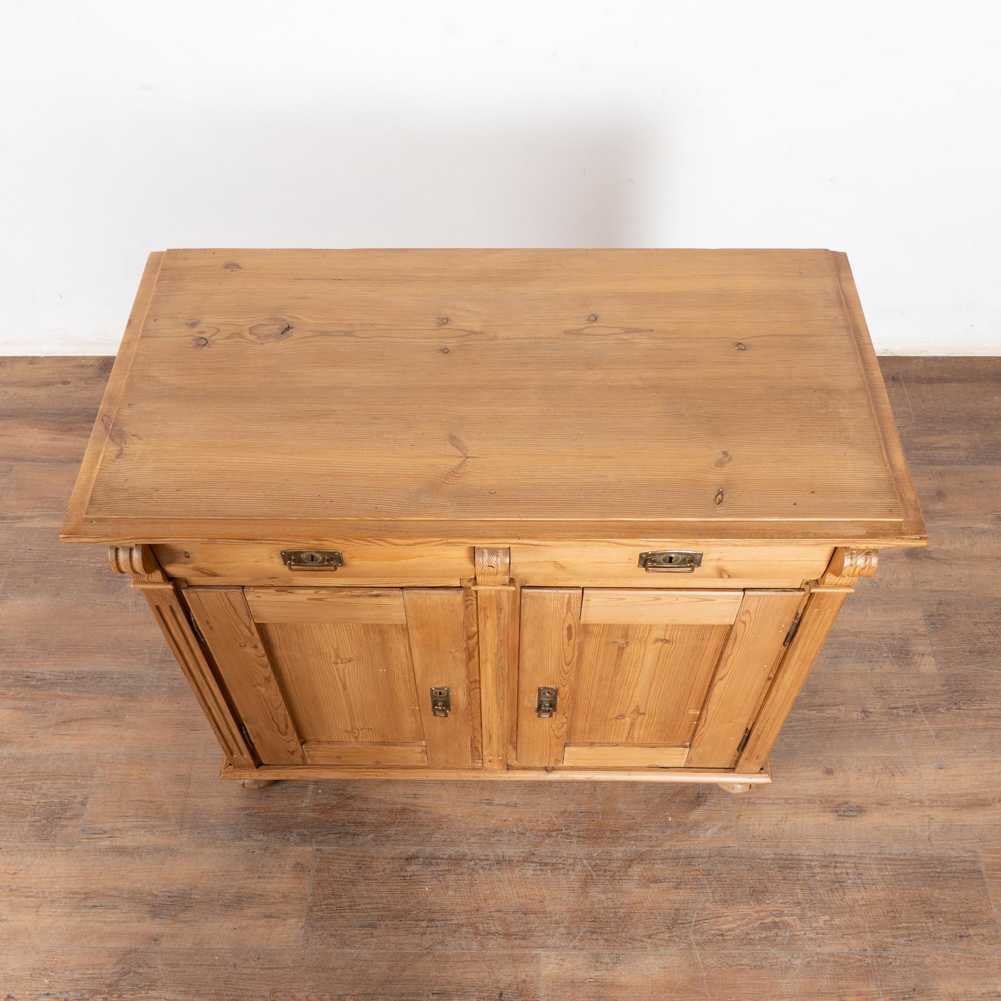 Credenza danese in pino dei primi del Novecento In condizioni buone in vendita a Round Top, TX