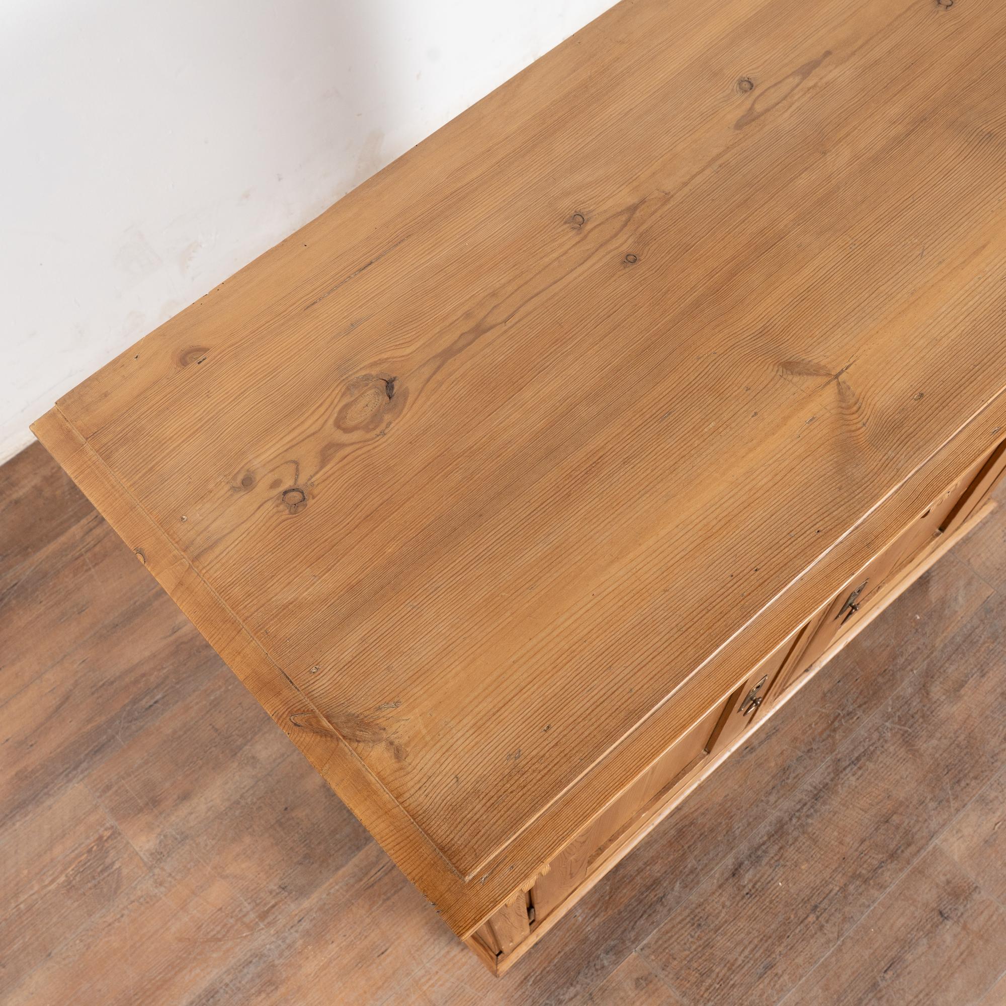 XX secolo Credenza danese in pino dei primi del Novecento in vendita