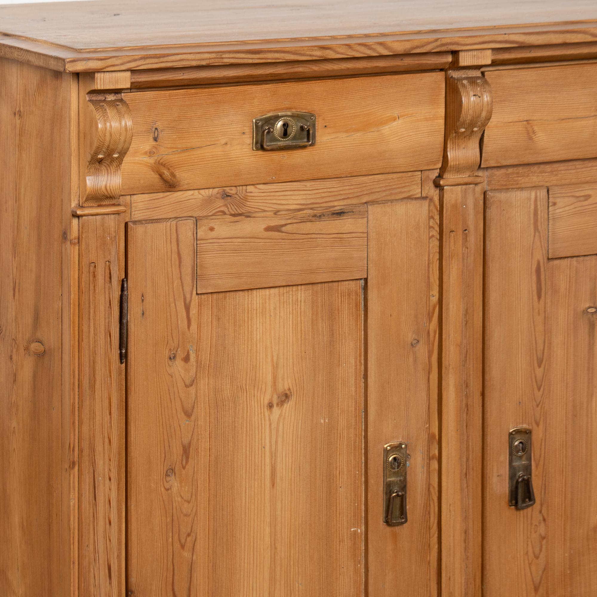 Credenza danese in pino dei primi del Novecento in vendita 2