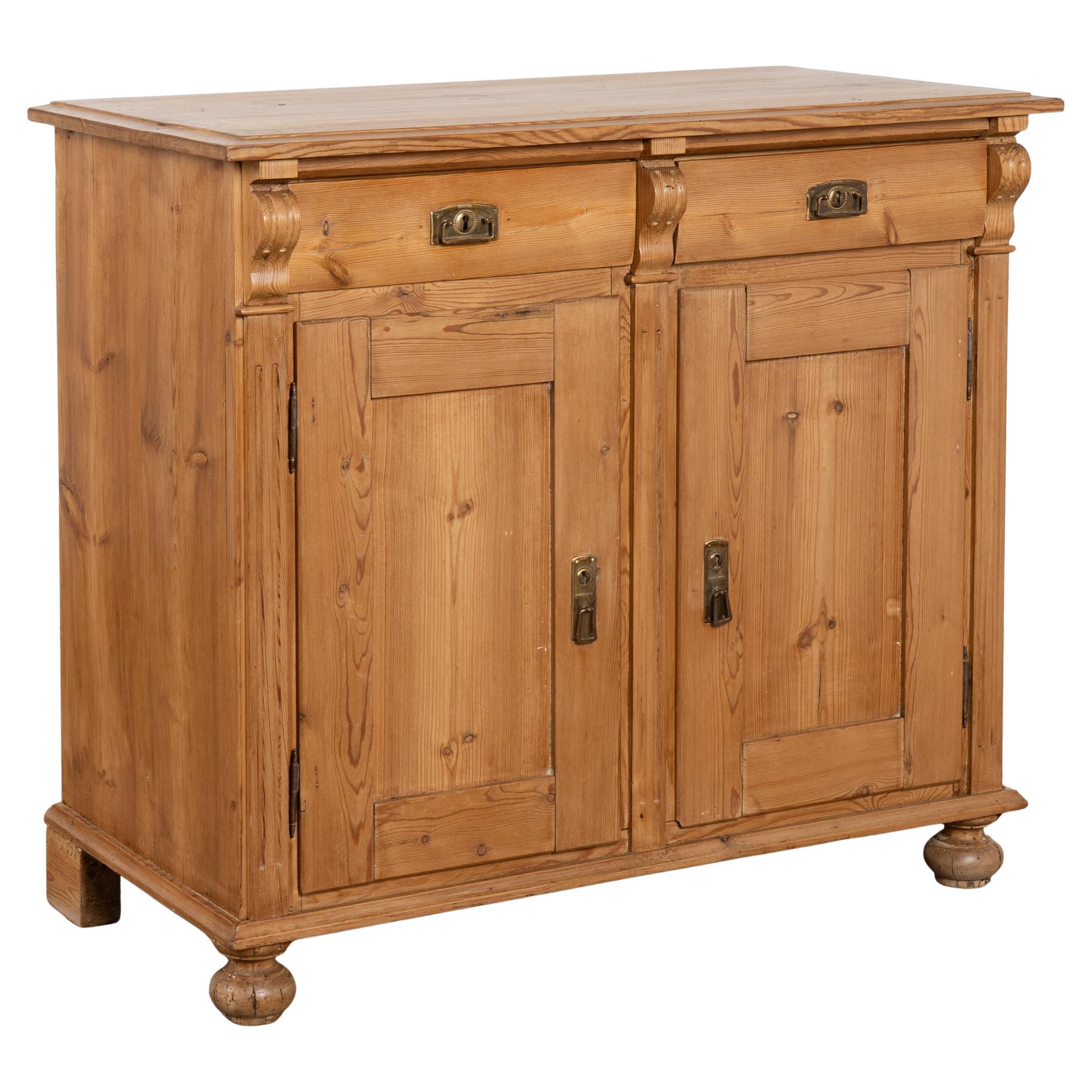 Credenza danese in pino dei primi del Novecento