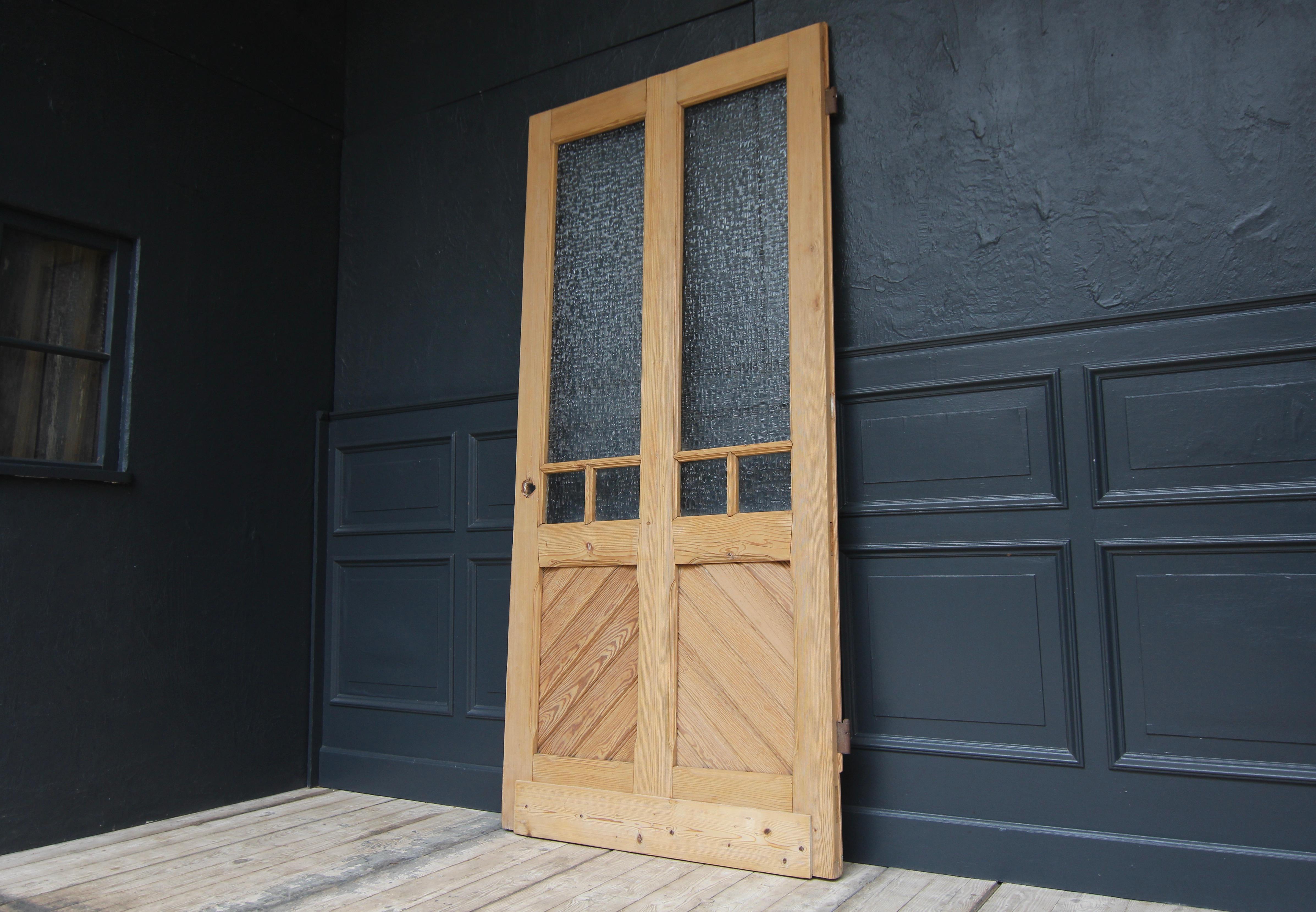 Early 20th Century Pine Door with Glass In Good Condition For Sale In Dusseldorf, DE