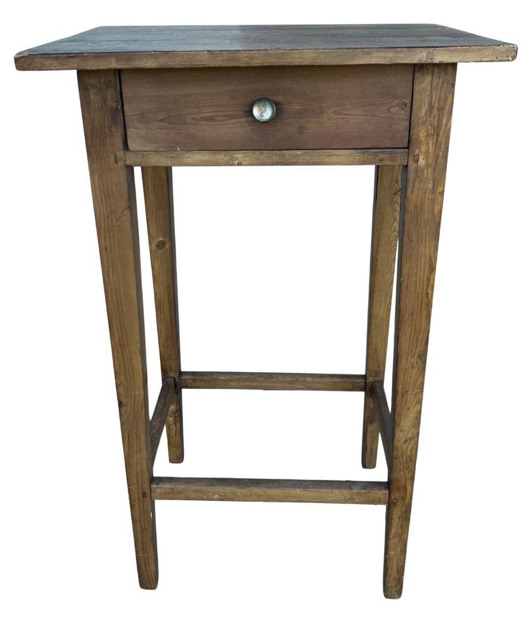 Primitive perfection!! This charming American pine country farmhouse side table dates to the with a single drawer, Complete with a warm rustic patina, this single-drawer table is full of character and charm. 

There is a split through the tabletop