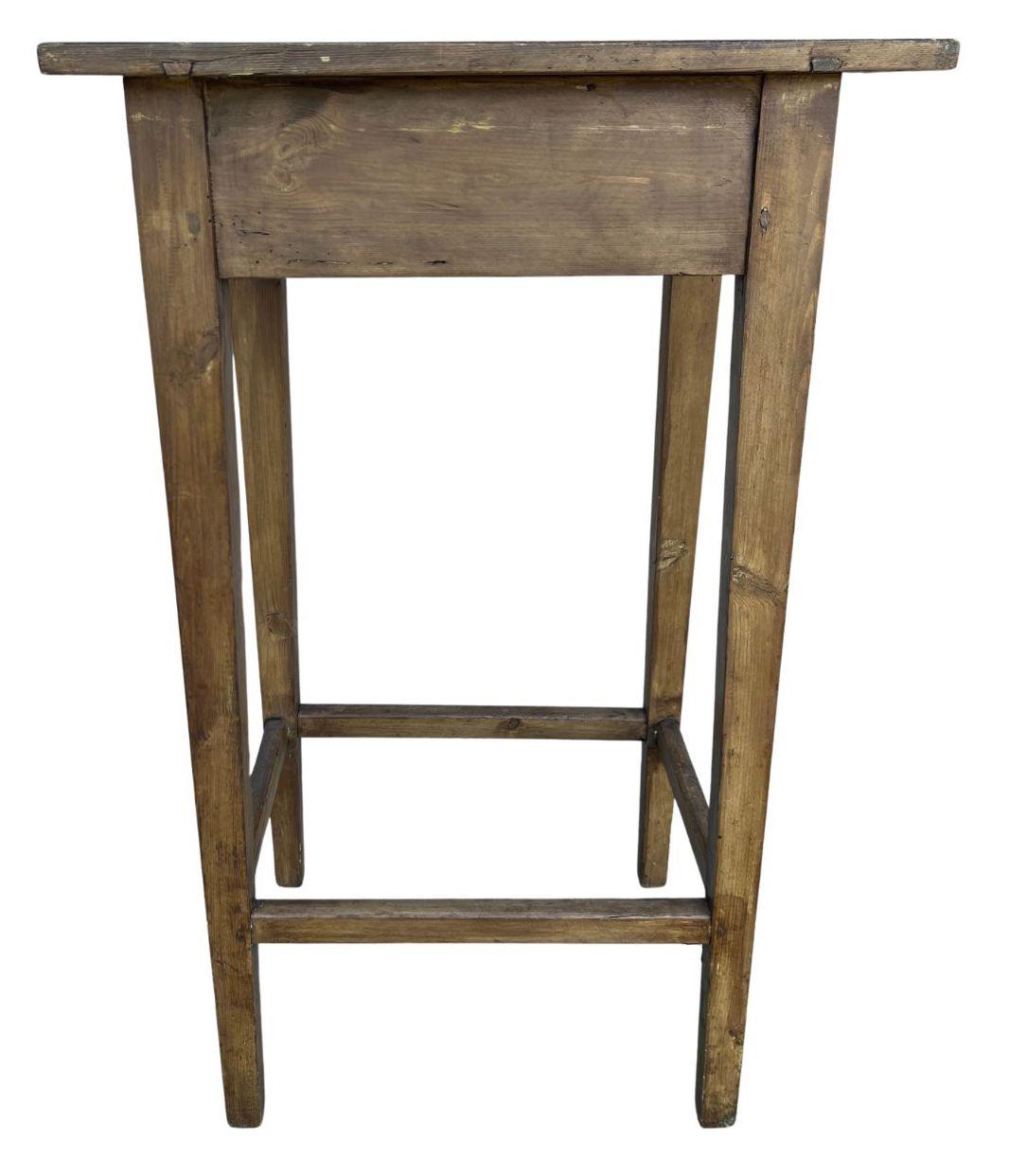Early 20th Century Pine Side Table In Good Condition For Sale In Alpharetta, GA