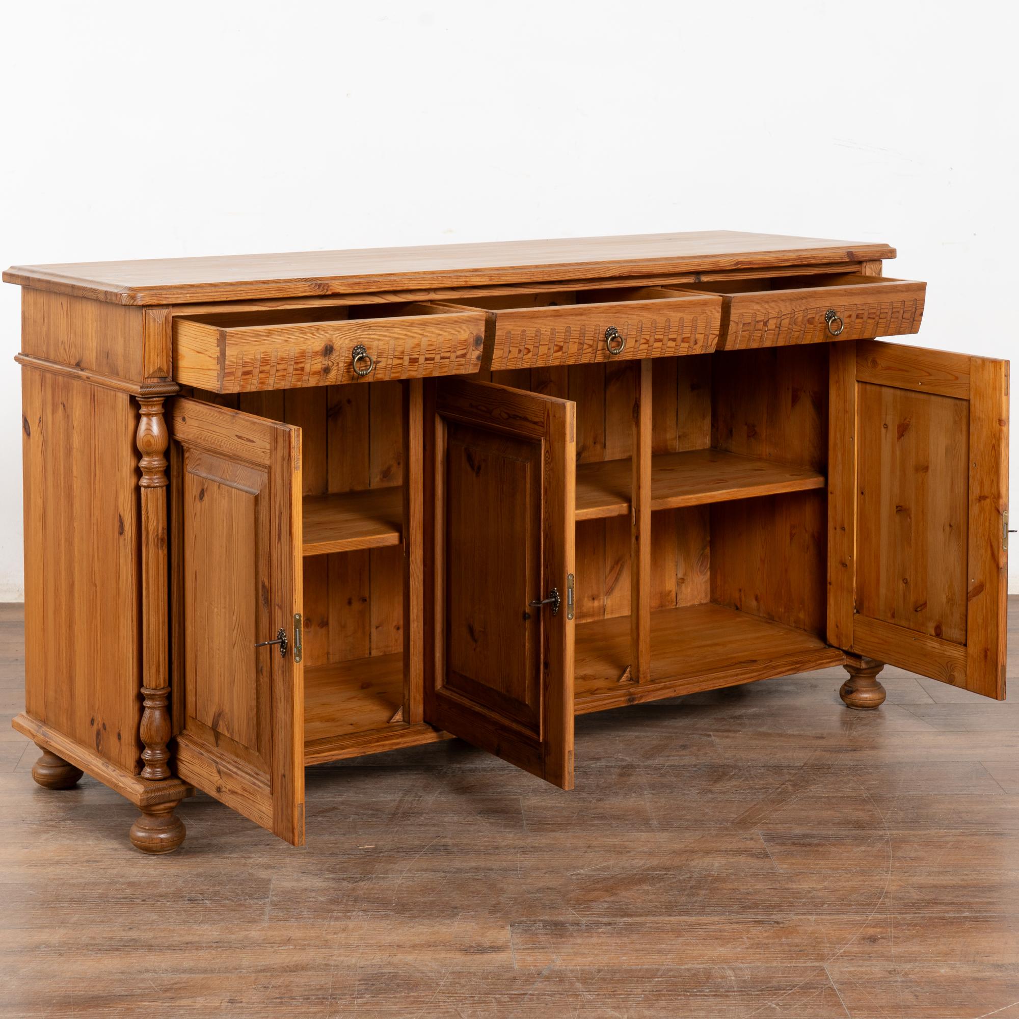 Country Credenza Buffet in pino dei primi del Novecento, Danimarca in vendita