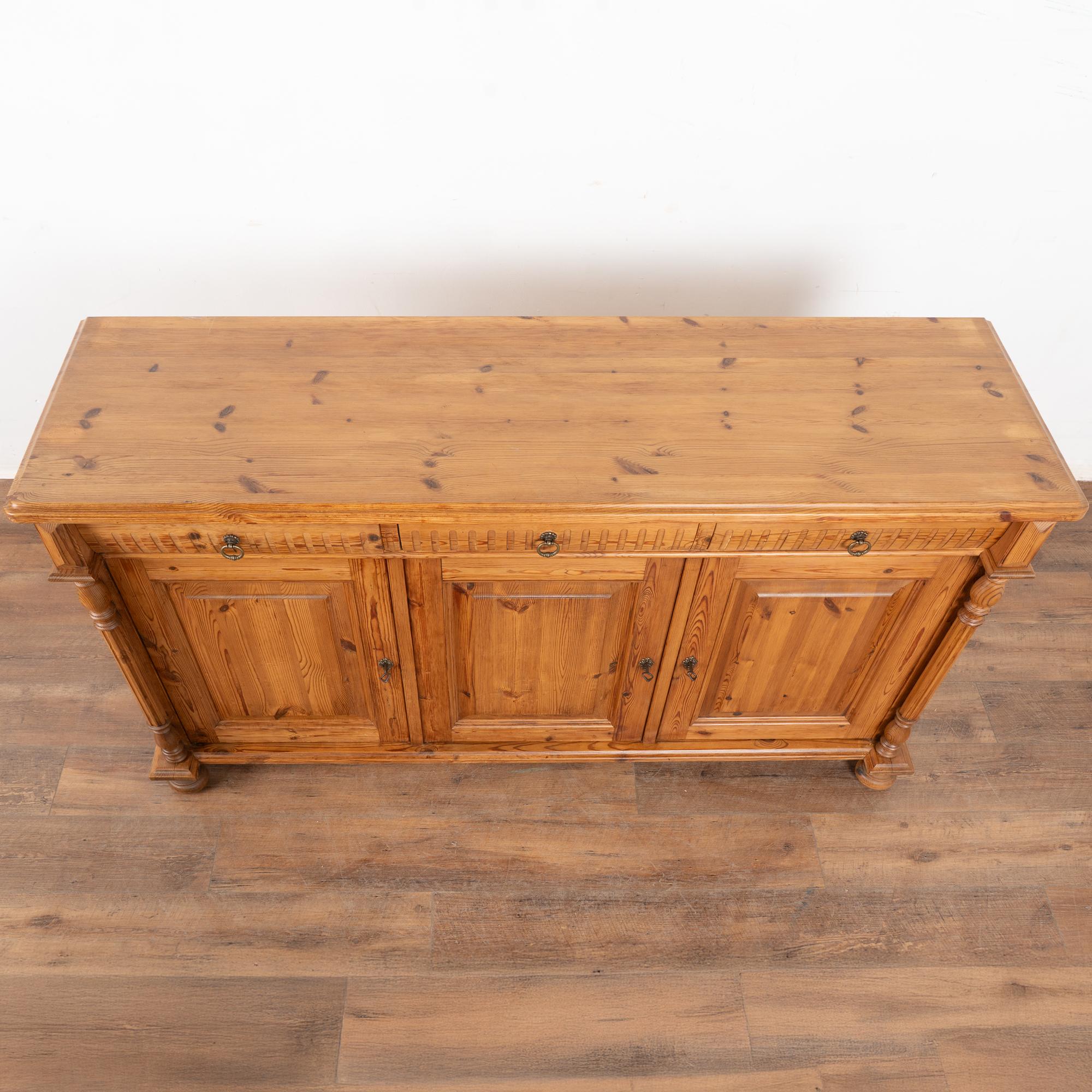 Credenza Buffet in pino dei primi del Novecento, Danimarca In condizioni buone in vendita a Round Top, TX